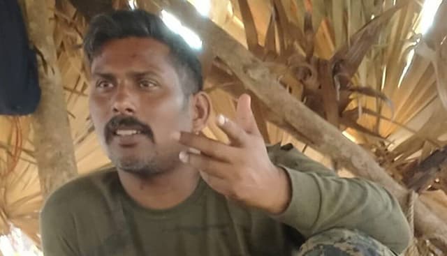 சத்தீஸ்கரில் தங்கள் கட்டுப்பாட்டில் உள்ள கமாண்டோ வீரர் புகைப்படத்தை வெளியிட்டது மாவோயிஸ்ட்