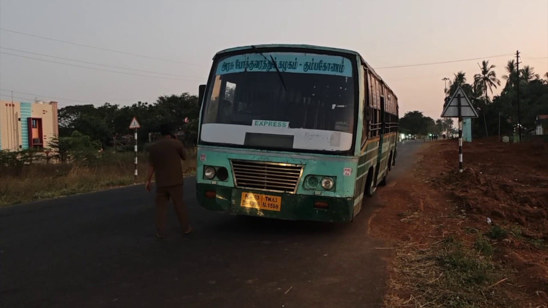சாலையில் சென்ற போதே கழன்று ஓடிய அரசு பேருந்து டயர்.. ஓட்டுநரின் சாமர்த்தியத்தால் தவிர்க்கப்பட்ட விபத்து