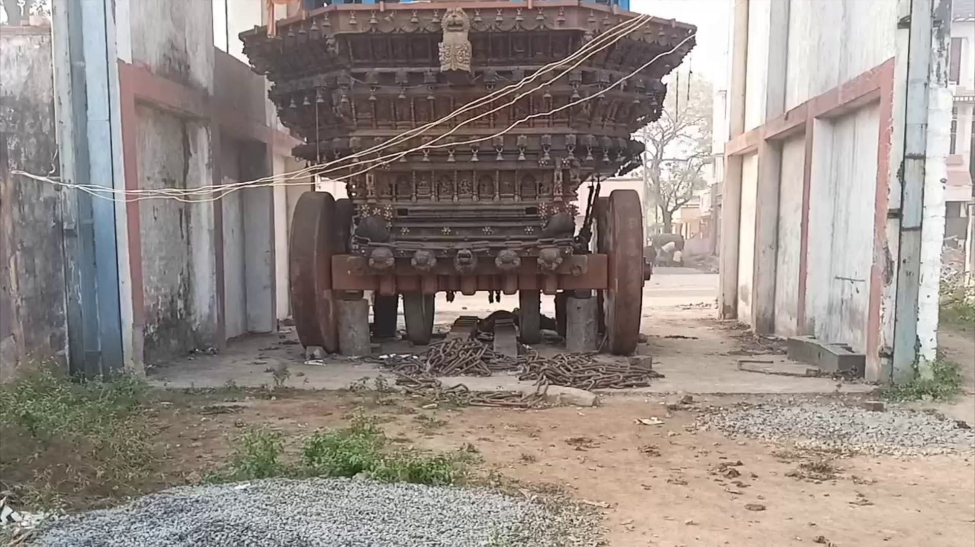 வடகாஞ்சி திருத்தேர் நிறுத்துமிடத்தை பராமரிக்கவில்லை என புகார்... தேரில் இருந்து கலைப்பொருட்கள் திருடப்படுவதாகவும் குற்றச்சாட்டு
