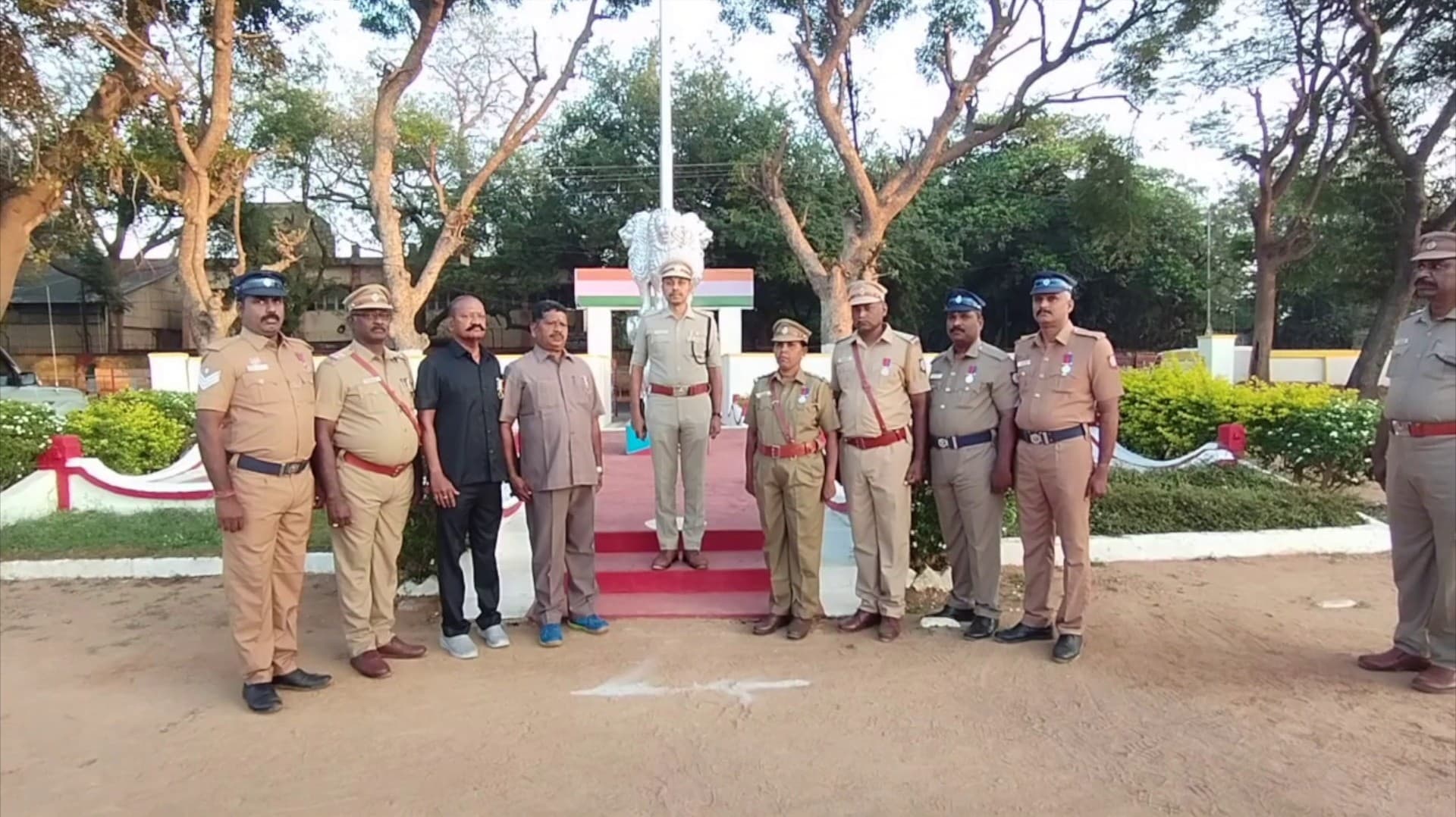காவல்துறையில் சிறப்பாக பணியாற்றிய 8 பேருக்கு பதக்கங்களை வழங்கி கவுரவித்த தஞ்சை மாவட்ட எஸ்.பி.!!