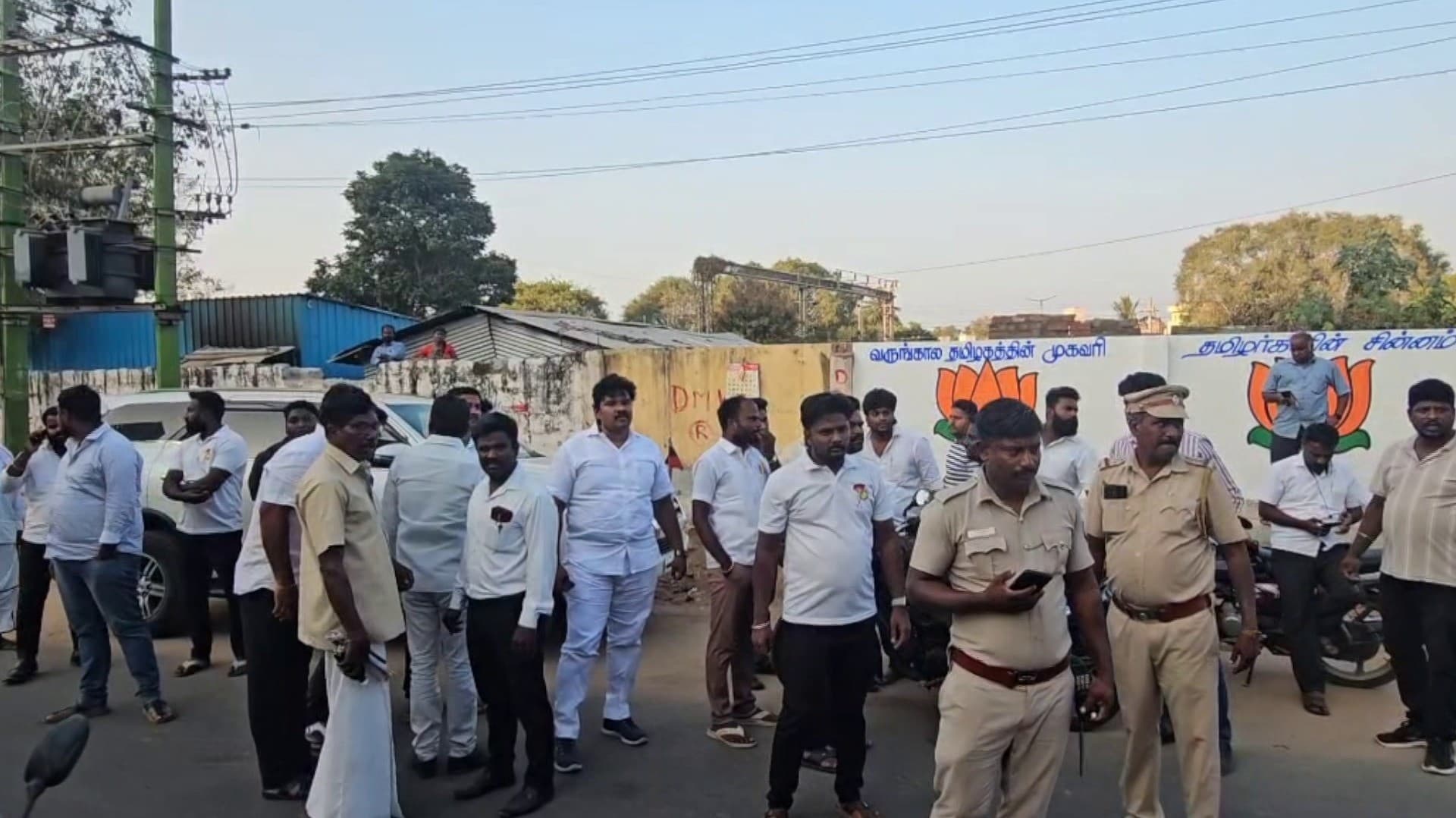 ரயில்வே சுவற்றில், விளம்பரம் எழுதுவதில் வாய் தகராறு.. அதிகாரிகள் மூலம் பிரச்சினைக்கு தீர்வு கண்ட போலீசார்..