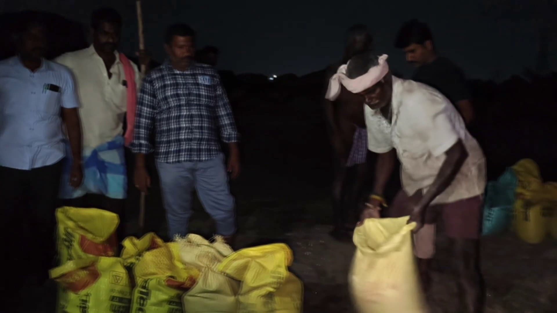 ஆற்று மணலை மூட்டைகளாக கட்டி கடத்த முயற்சி..  மீண்டும் காவிரி ஆற்றில் கொட்ட வைத்த அதிகாரிகள்..