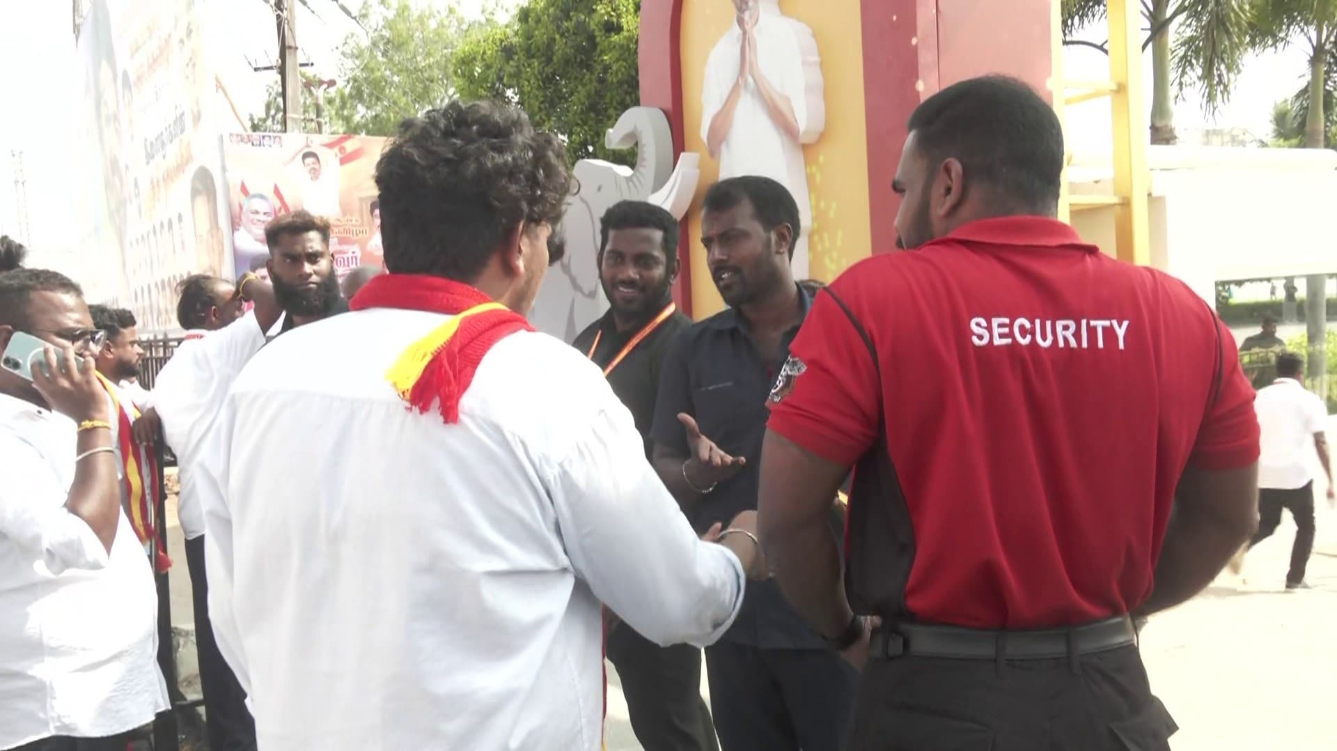 த.வெ.க. 2ஆம் ஆண்டு துவக்க விழாவில் தொண்டர்களுக்கும் பவுன்சர்களுக்கும் இடையே வாக்குவாதம்