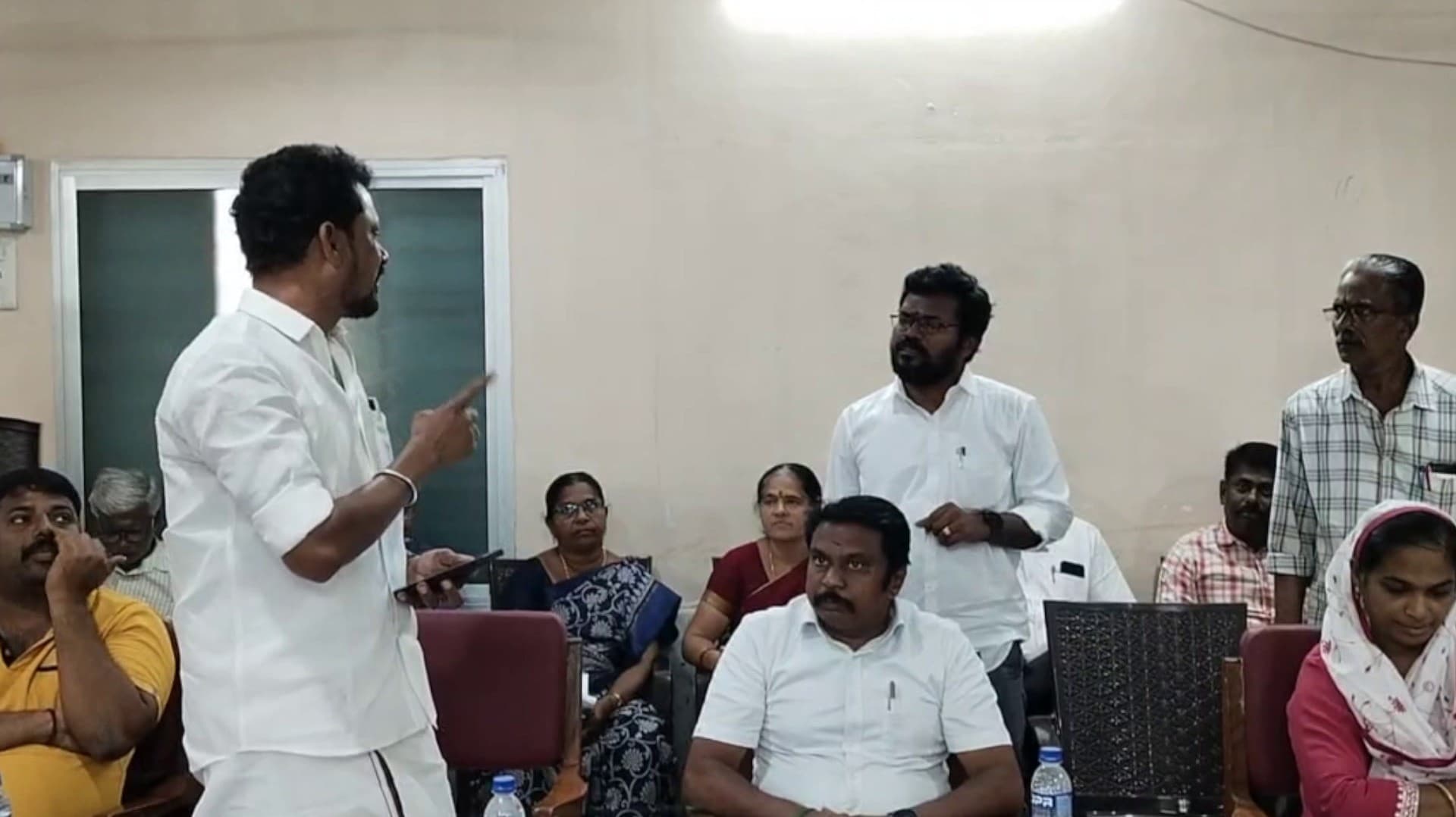 "பராமரிப்புப் பணிகளை சரிவர செய்வதில்லை".. ஒப்பந்ததாரரை கேள்விகளால் துளைத்தெடுத்த கவுன்சிலர்கள்