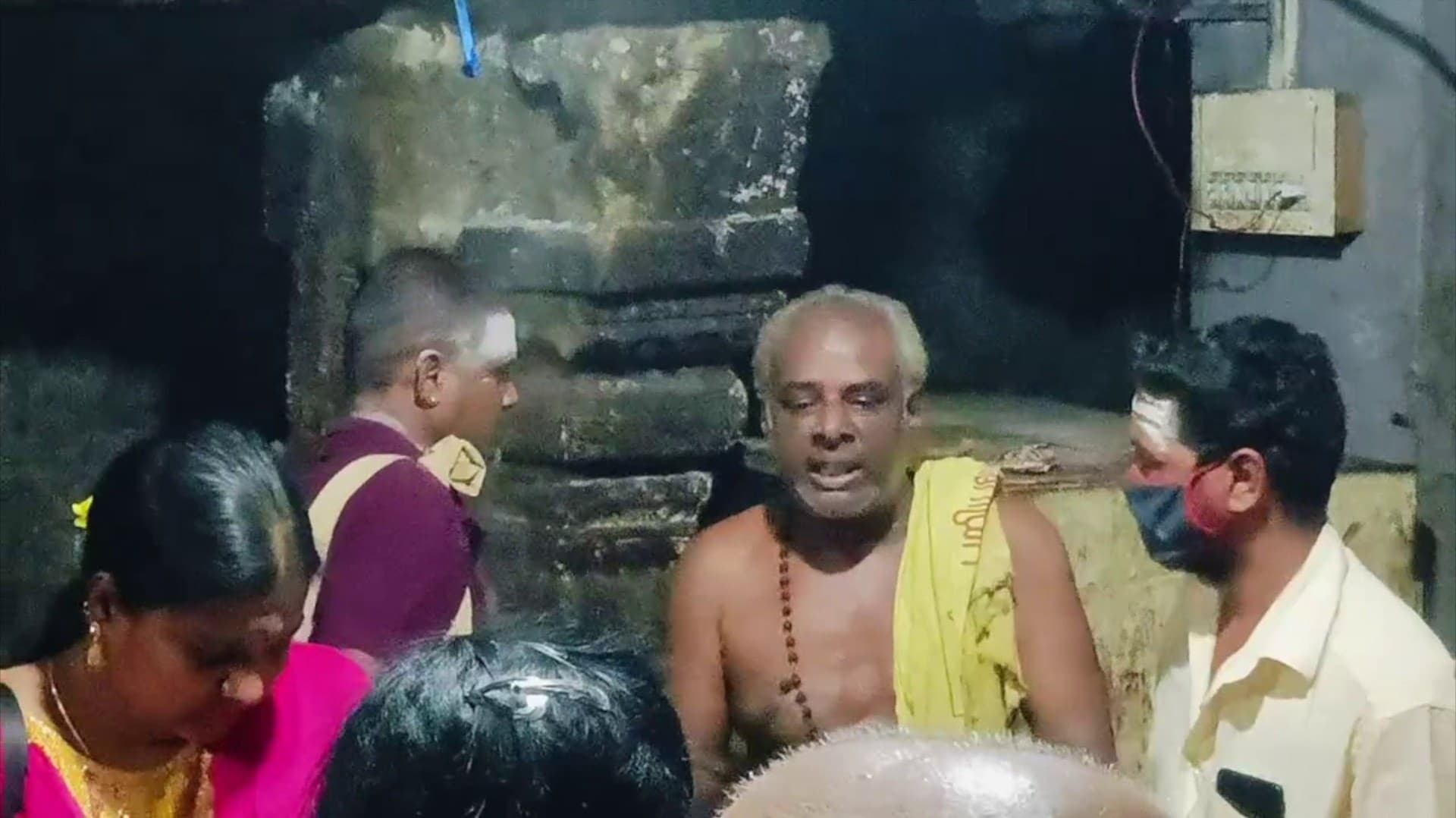 வாத்தியம் வாசிப்பதில் ஏற்பட்ட பிரச்சனை.. 65 வயதான பெண் சிவனடியாரின் கன்னத்தில் அறைந்த கோவில் பூசாரி