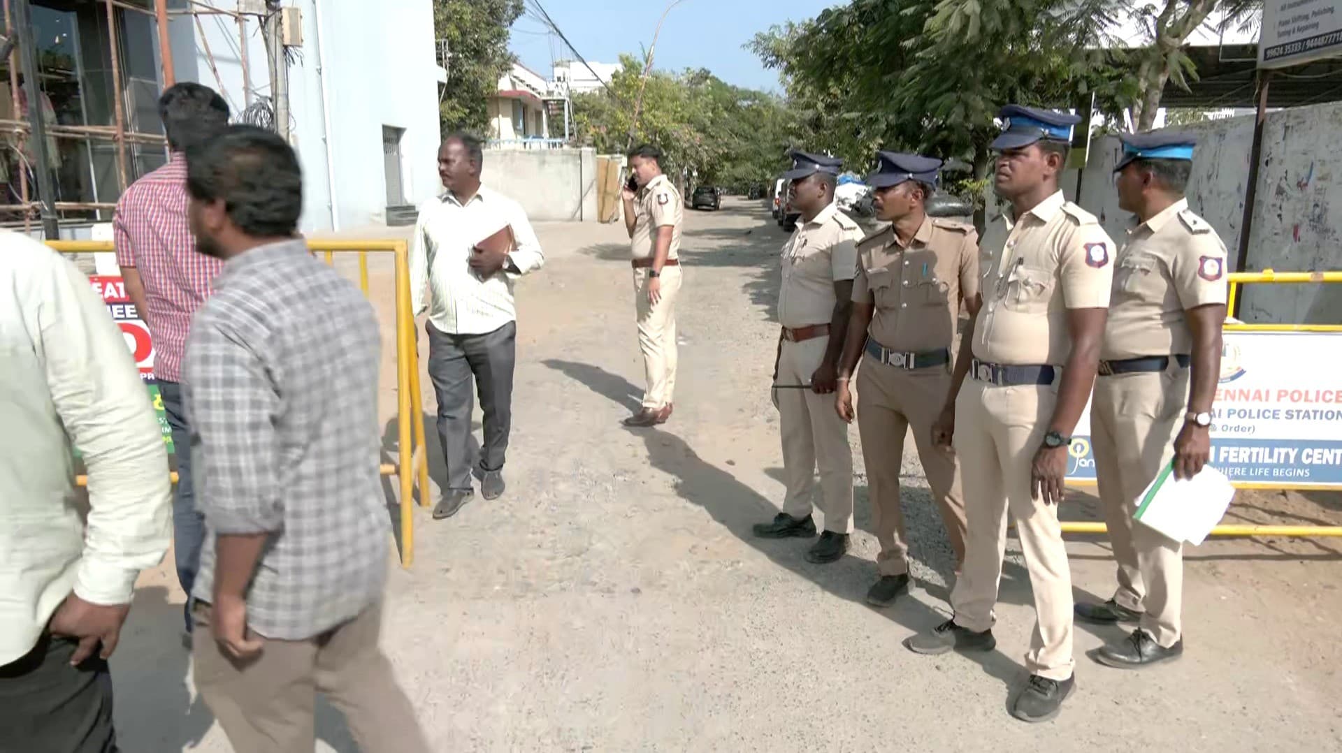 சீமான் வீட்டிற்கு கூடுதல் போலீசார் வரவழைப்பு - காவல் துணை ஆணையர் தலைமையில்  போலீஸ் குவிப்பு