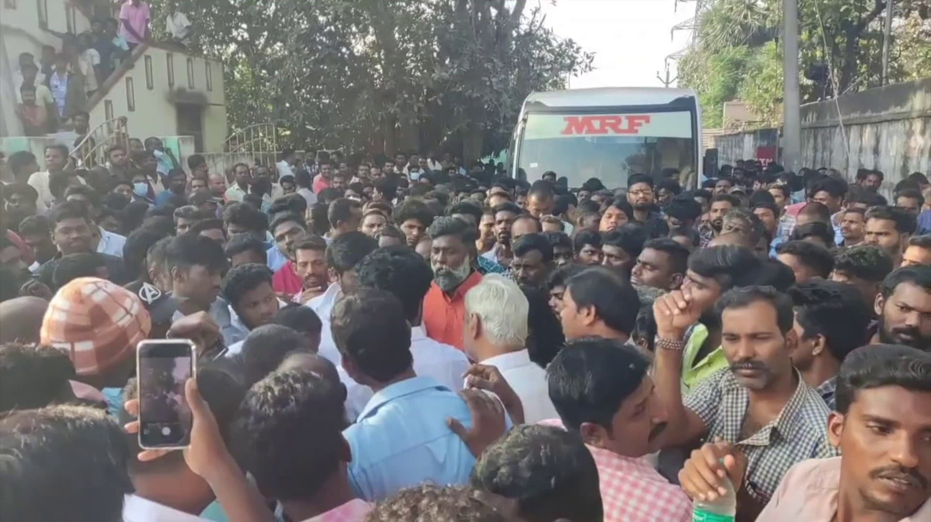 எம்.ஆர்.எஃப் டயர் தொழிற்சாலை பணி நிரந்தரம்,ஊதிய உயர்வு உள்ளிட்ட கோரிக்ககளை வலியுறுத்தி ஒப்பந்த தொழிலாளர்கள் போராட்டம்..!