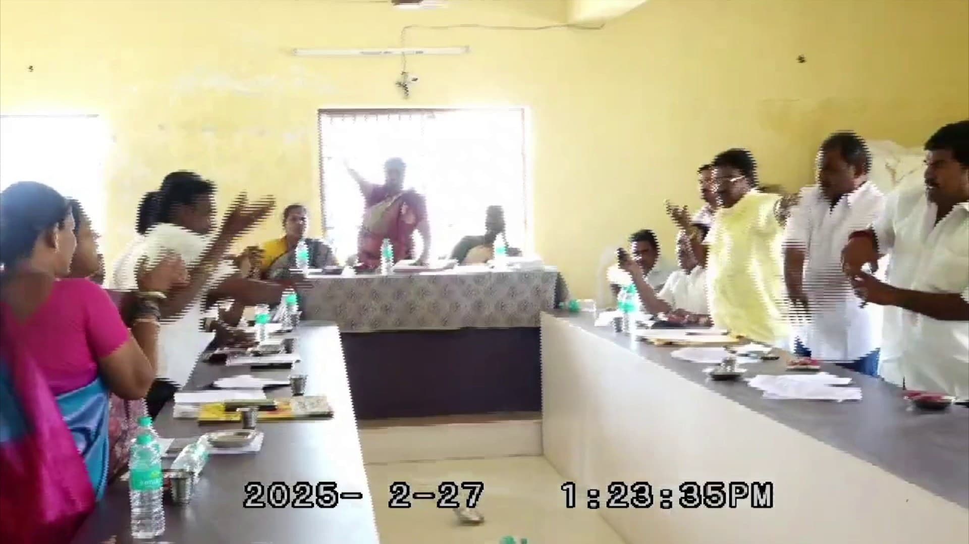 பேரூராட்சி கூட்டத்தில் தி.மு.க கவுன்சிலர்களுக்குள் மோதல்..! ஒருவர் மீது ஒருவர் தண்ணீர் பாட்டிலை வீசி தாக்கிக் கொண்டனர்..