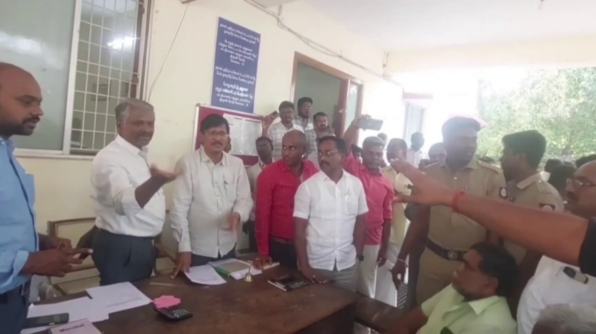 மரங்களை முறைகேடாக ஏலம் விட அதிகாரிகள் முயற்சி..  தற்காலிகமாக 
 தடுத்து நிறுத்திய வியாபாரிகள்..