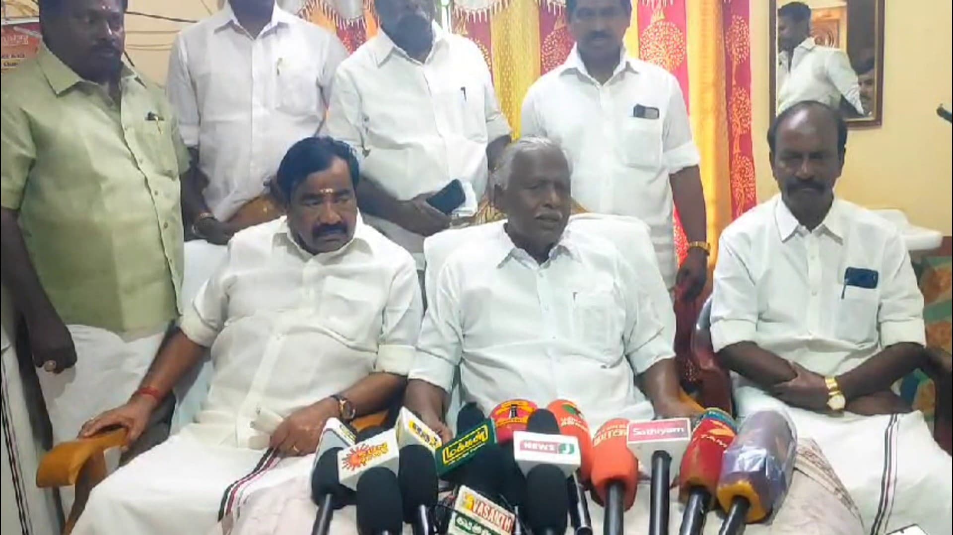பல்வேறு விவகாரங்களில் திமுகவும், பாஜகவும் அரசியல் நாடகம்.. கே.பி.முனுசாமி