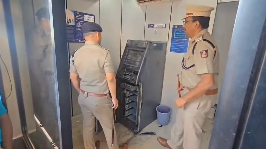 கர்நாடகாவில் ஏ.டி.எம். இயந்திரத்தை உடைத்து ரூ.75 ஆயிரம் கொள்ளை