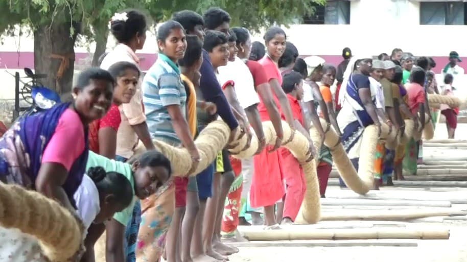 தேங்காய் நாரிலிருந்து கயிறு திரிக்கப்பட்ட பிரமாண்ட தேர் வடம் தயாரிப்பு