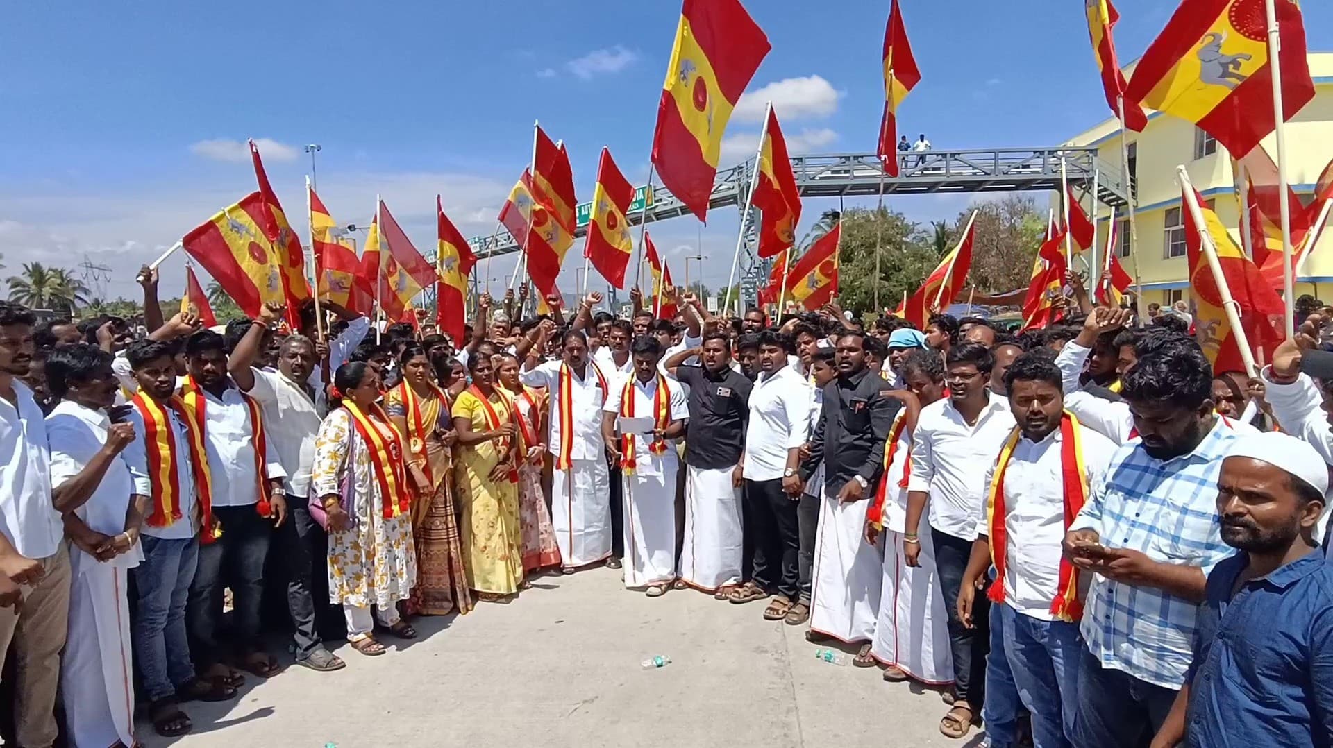 தேசிய நெடுஞ்சாலை அமைக்கும் பணிகள் நிறைவடையாமல் சுங்க கட்டணம் வசூலிப்பு - முற்றுகையிட்ட த.வெ.க.வினர்