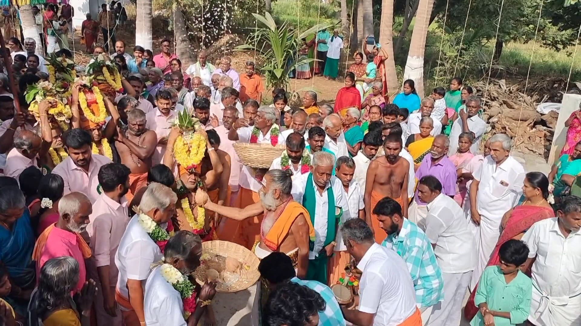 பகவதி அம்மன் கோவில் கும்பாபிஷேம் ..  பூஜை செய்யப்பட்ட புனிதநீர் குடங்கள் ஊர்வலம்..