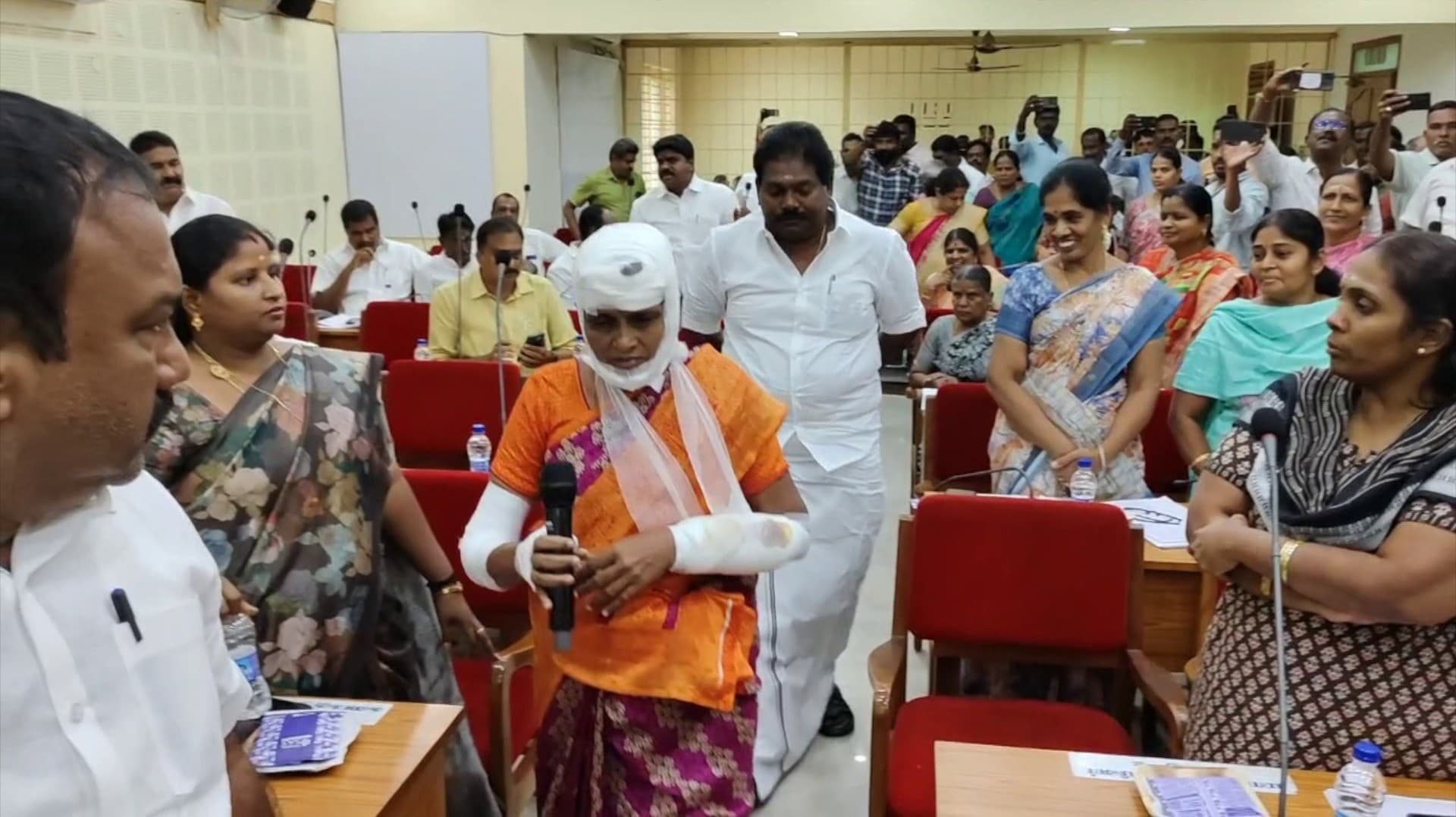 தலை, கை, கால்களில் கட்டுடன் கூட்டத்திற்கு வந்த கவுன்சிலர் புஷ்பலதா