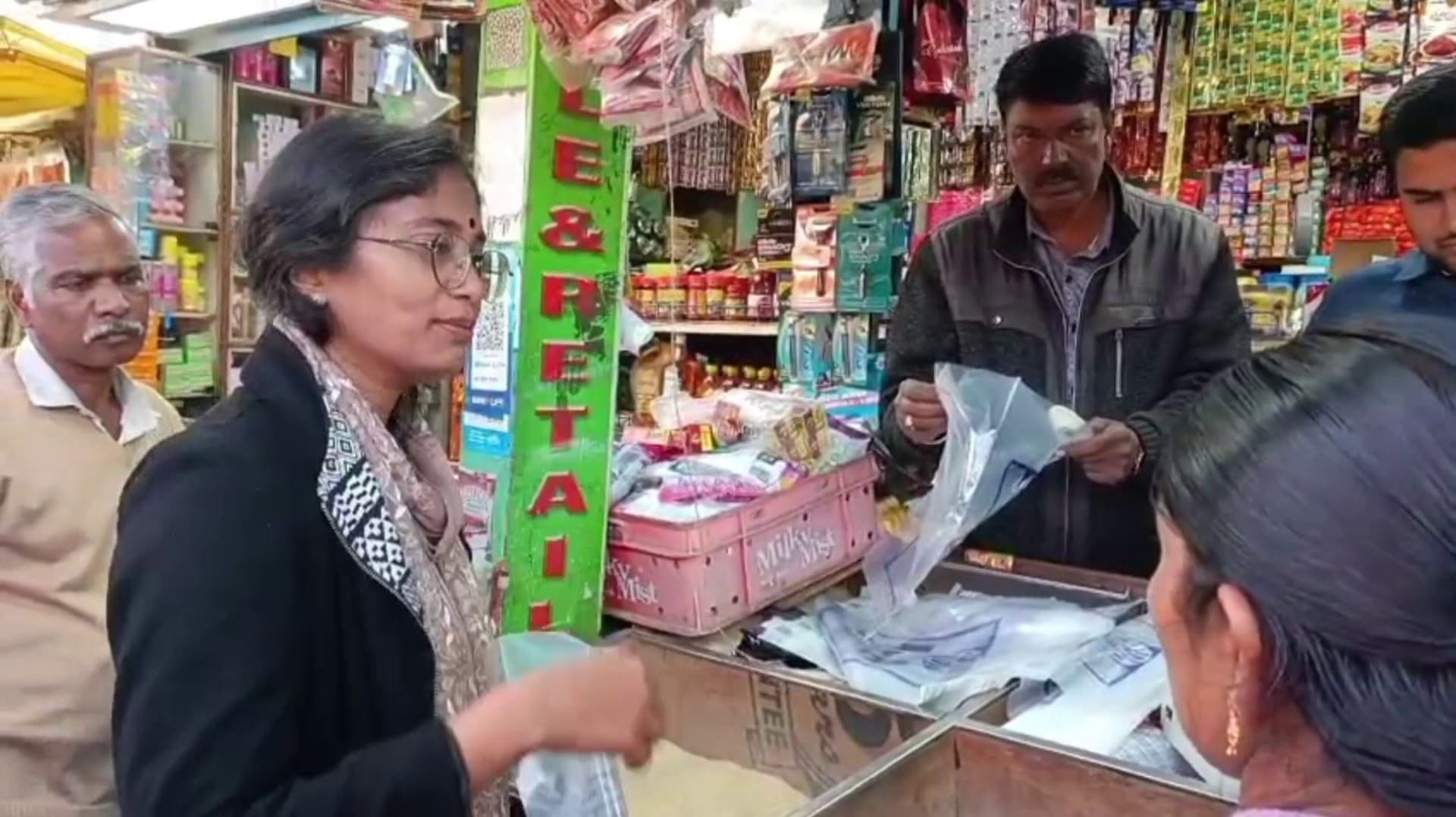 உதகை நகராட்சிக்குட்பட்ட மார்க்கெட், ஹோட்டல்களில் மாவட்ட ஆட்சியர் ஆய்வு