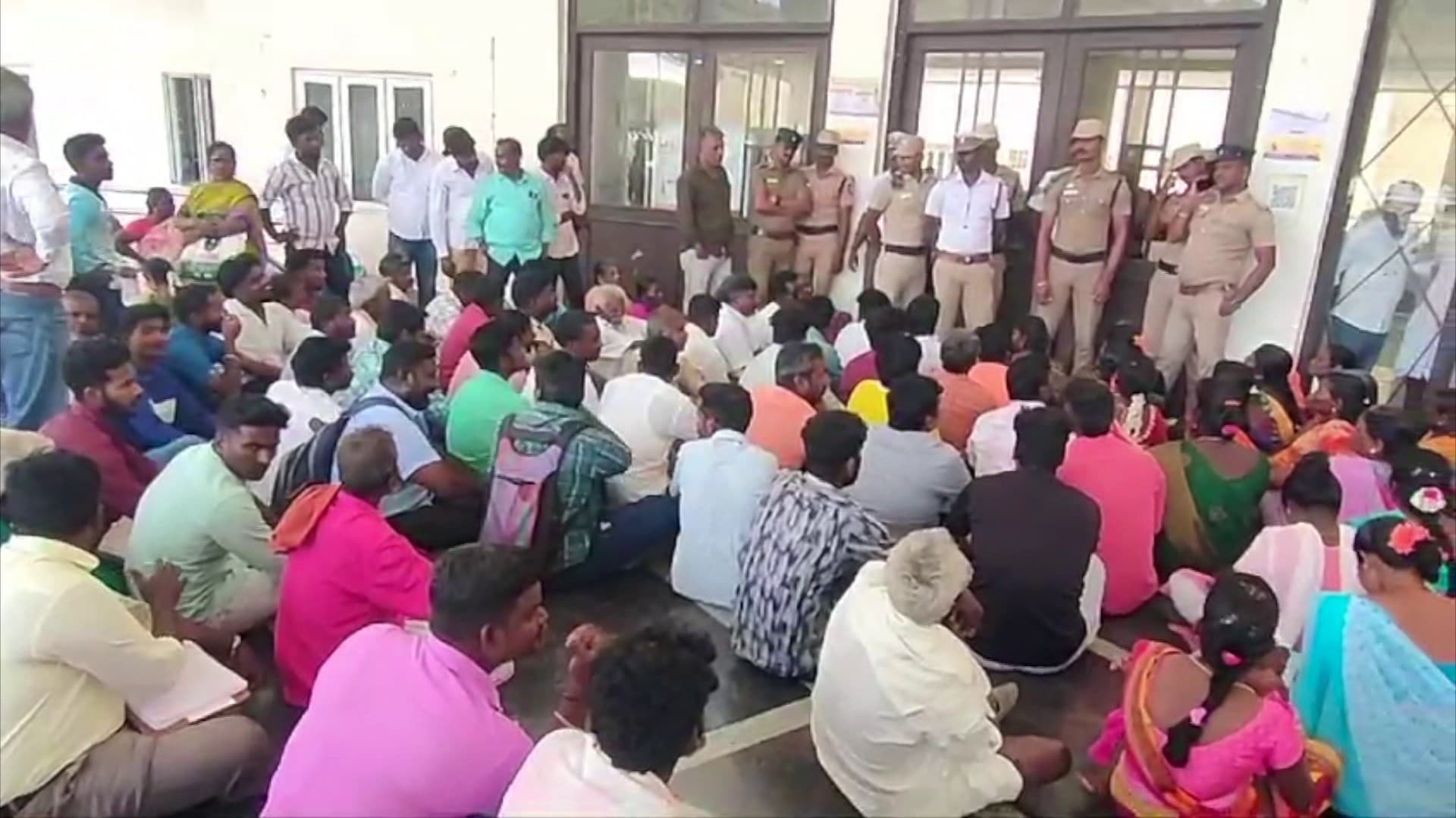 புதிய கல் குவாரி தொடங்க எதிர்ப்பு தெரிவித்து ஆட்சியர் அலுவலகம் முற்றுகை