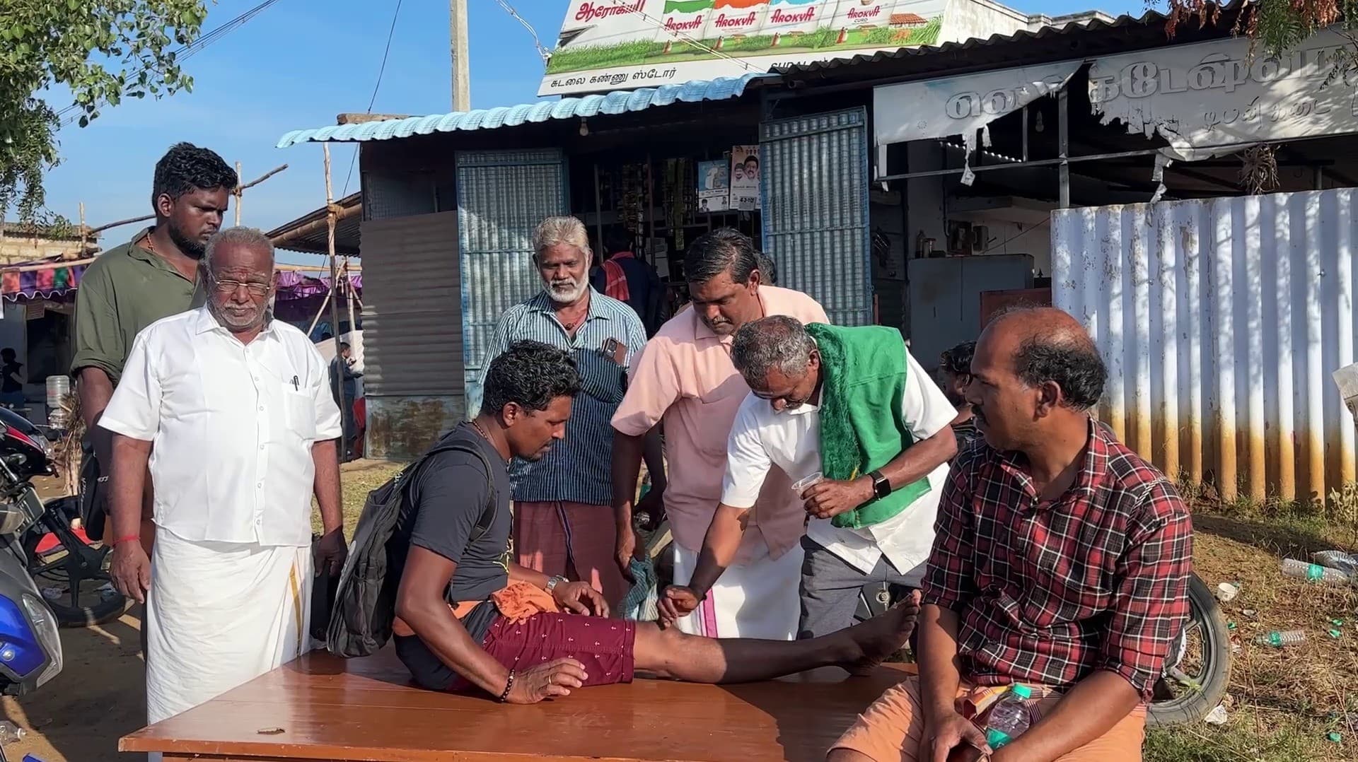 நடைபயணம் செல்லும் முருக பக்தர்களுக்கு சுளுக்கு எடுத்து இலவச சேவை செய்யும் நல்லுள்ளங்கள்..!