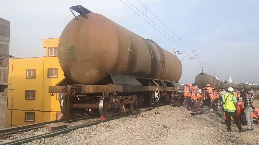 ஓசூர் ரயில் நிலையம் அருகே எரிபொருள் ஏற்றிச் செல்லும் சரக்கு ரயில் தடம் புரண்டது