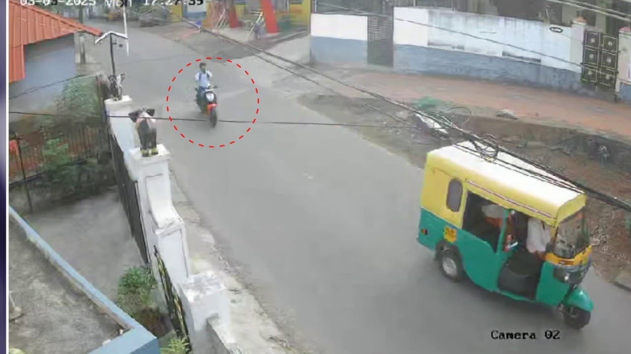 கேரளா அருகே 2 பைக்குகள் நேருக்கு நேர் மோதிய விபத்தில் கல்லூரி மாணவன் மரணம் - 3 பேர் படுகாயம்