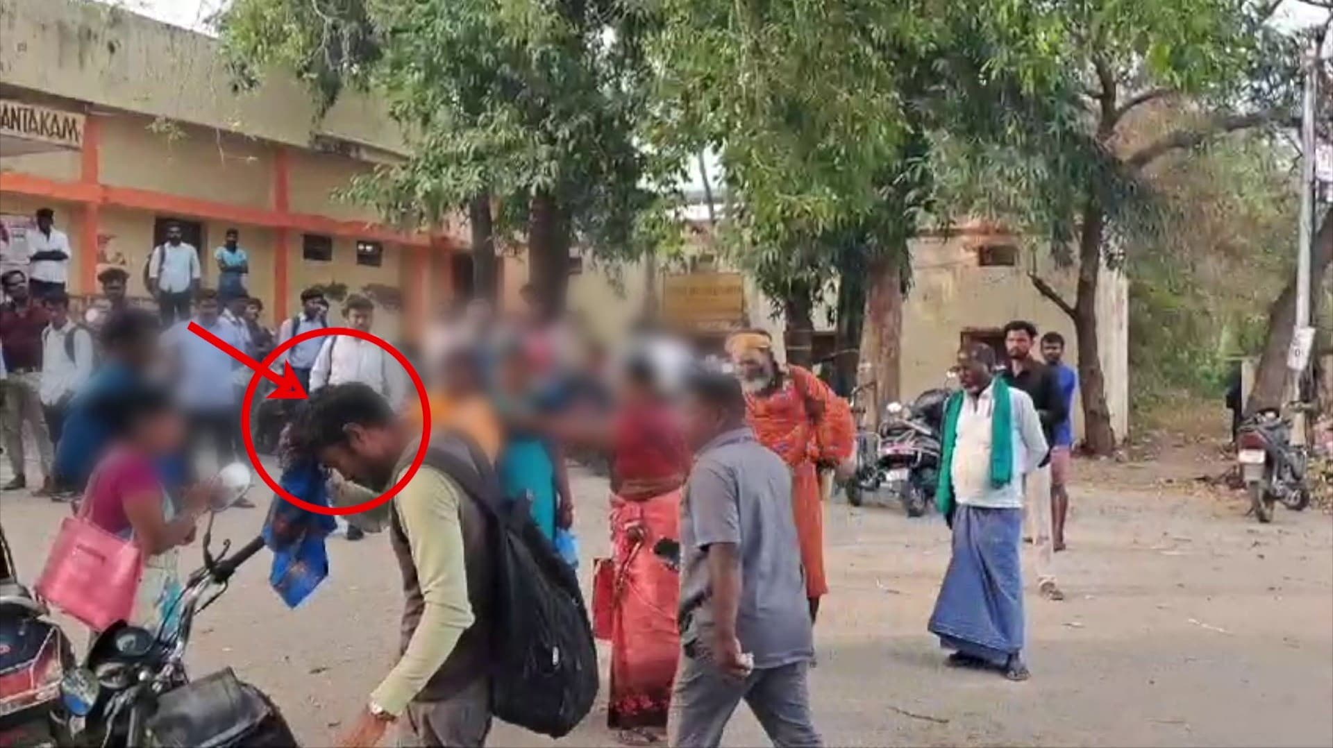 ரயிலில் பெண் பயணியிடம் அத்துமீறிய இளைஞரை சரமாரியாக அடித்து உதைத்த சக பயணிகள்