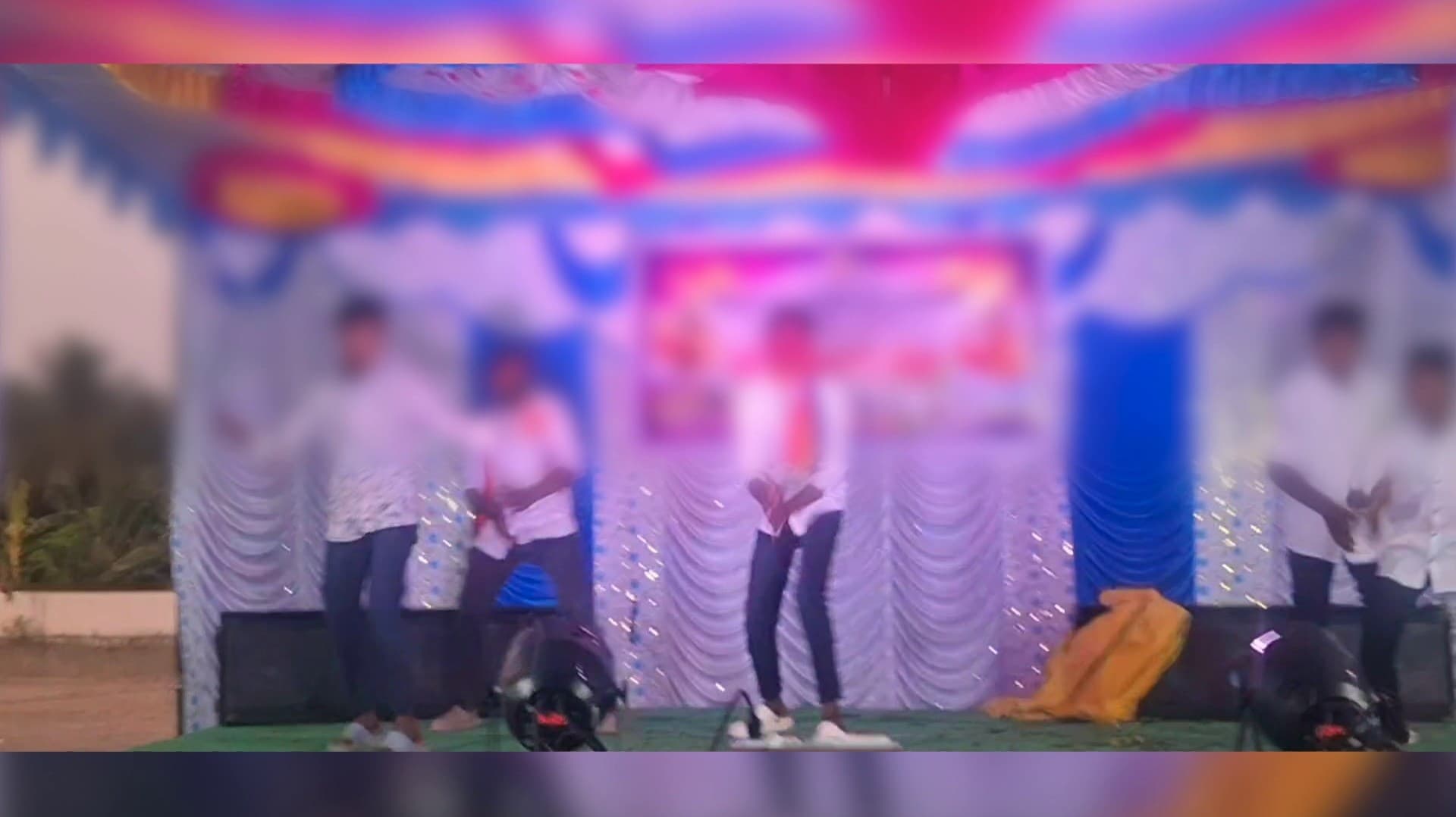 அரசு பள்ளி ஆண்டு விழாவில் சாதிரீதியான பாடலுக்கு கழுத்தில் கட்சி துண்டு அணிந்து நடனமாடிய மாணவர்கள்