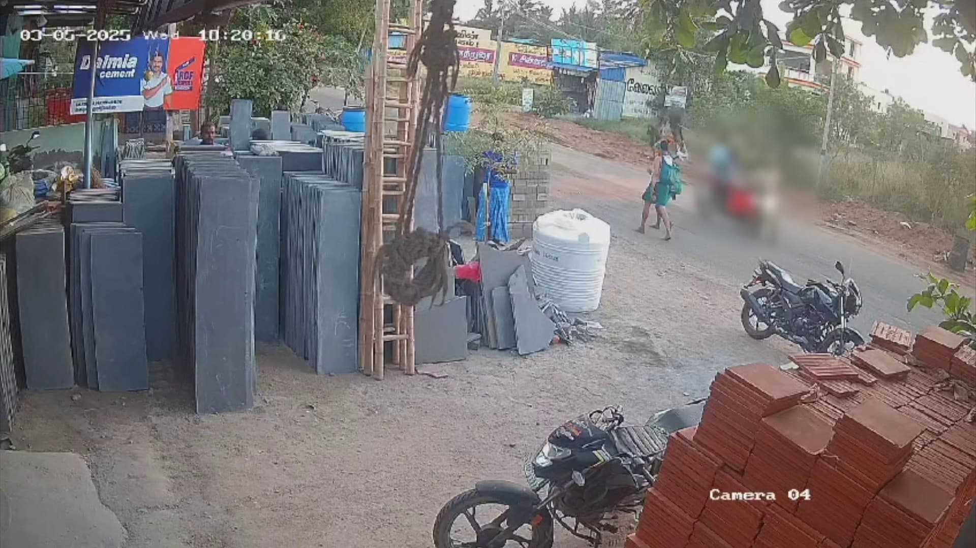 திடீரென சாலையின் வலப்புறம் திரும்பிய பைக் மீது மோதிய மற்றொரு பைக்.. 3 பேரில் ஒருவர் சிகிச்சை பலன் இன்றி பலி