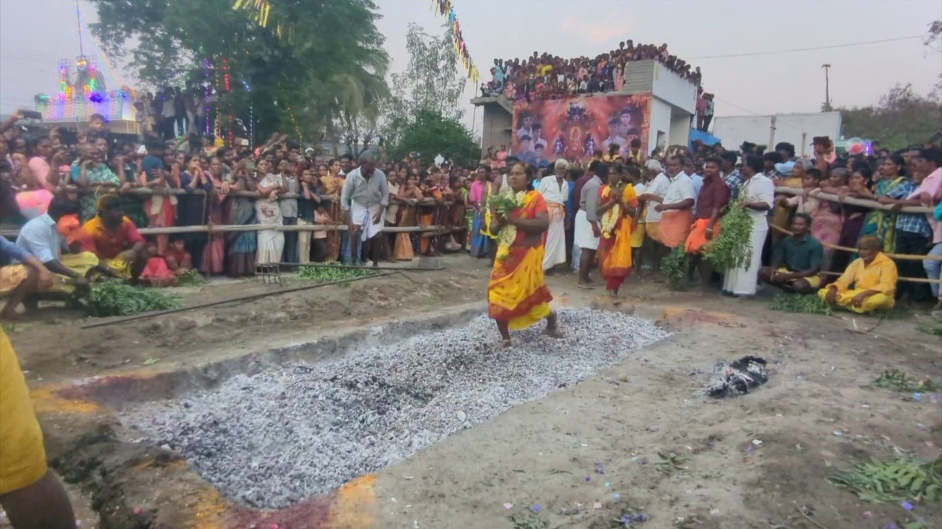 பத்ரகாளியம்மன் கோவிலில் தீமிதி திருவிழா..! தீ மிதித்து நேர்த்திக் கடன்