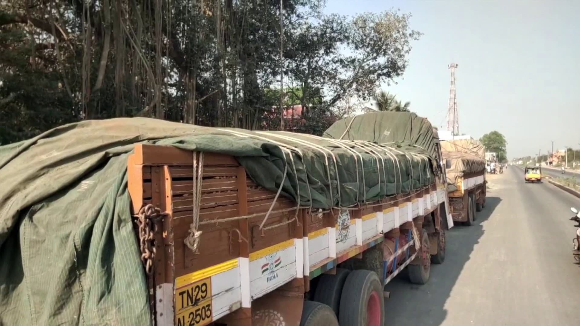 லாரிகளில் சட்டவிரோதமாகக் கடத்தப்பட்ட கூழாங்கற்கள்..! லாரி ஓட்டுநர்கள் கைது..