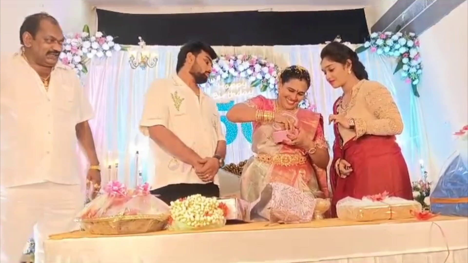 மாமியாருக்கு ரூ.1 கோடி மதிப்புள்ள பொருட்களை பரிசாக அளித்த மருமகள்