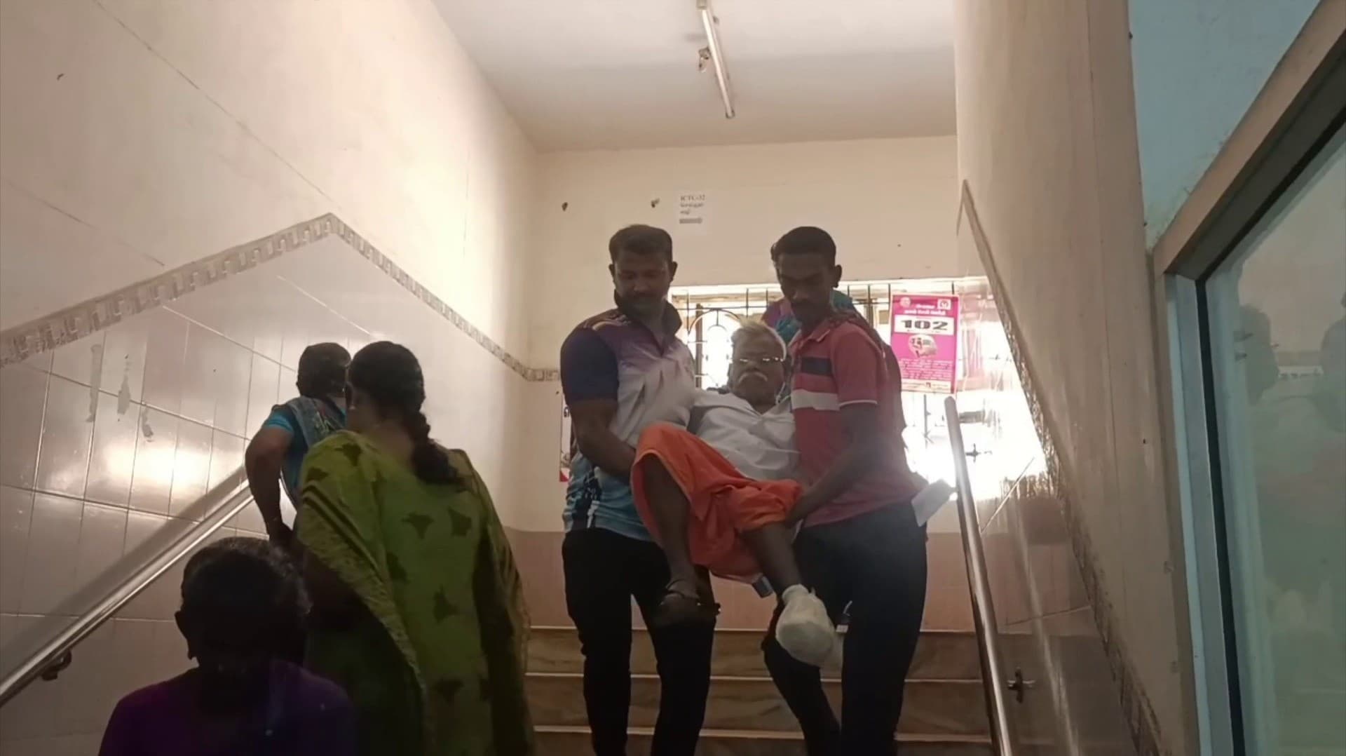 அரசு மருத்துவமனையில் 2வது தளத்திற்கு செல்ல முடியாமல் தவித்த ஒரு கால் இழந்த 72 வயது முதியவர்.. உடனே இளைஞர்கள் செய்த செயல்..!