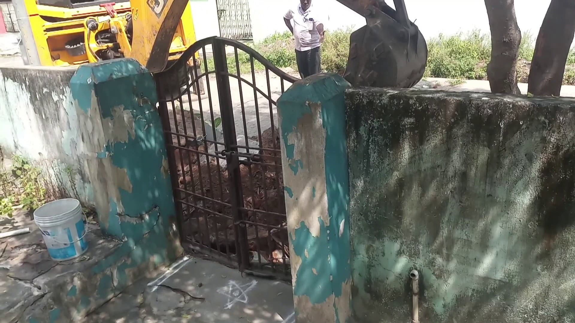 வரி பாக்கி - வீட்டின் முன்பு பள்ளம் தோண்டிய மாநகராட்சி நிர்வாகம்