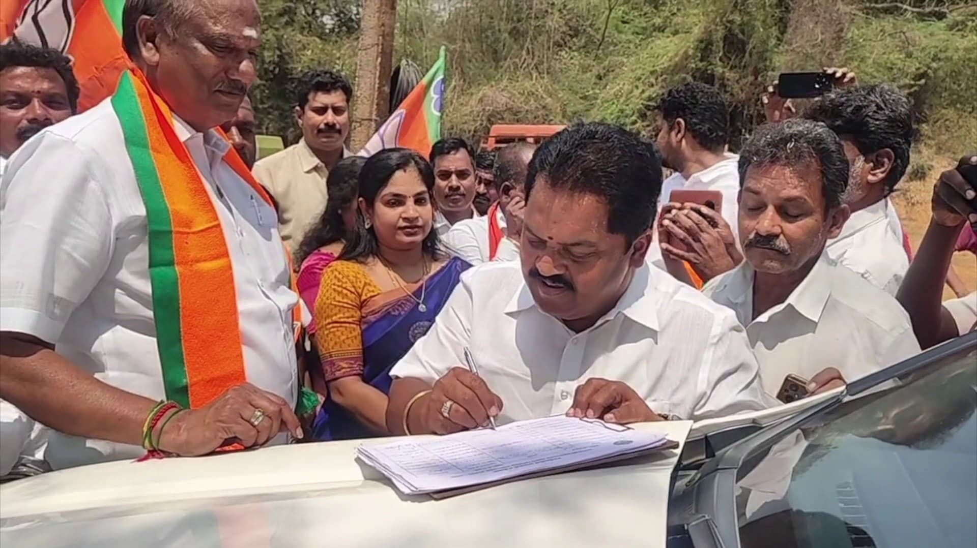 பாஜகவின் கையெழுத்து இயக்கத்திற்கு அதிமுக முன்னாள் எம்எல்ஏ ஆதரவு