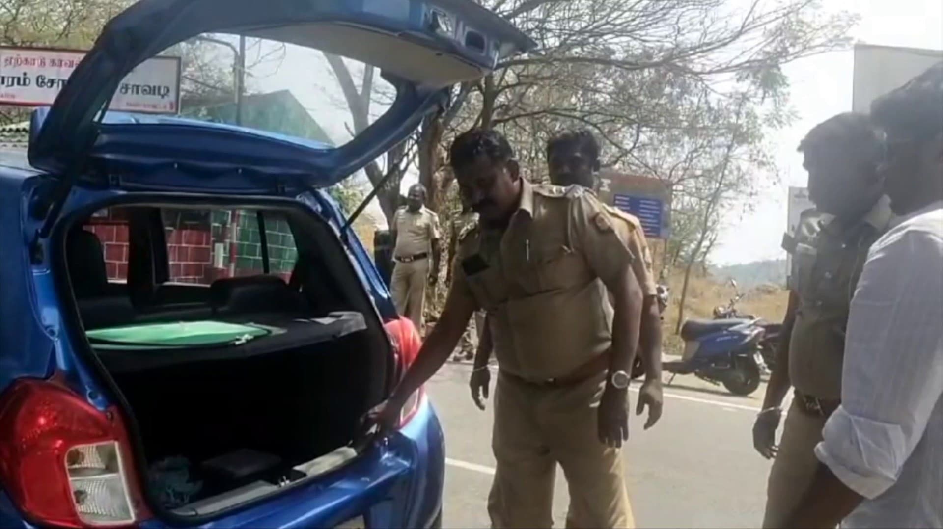 ஏற்காடு மலைப்பாதையில் இளம் பெண் சடலமாக கண்டெடுக்கப்பட்டதன் எதிரொலி.. அனைத்து வாகனங்களும் சோதனைக்கு பின்னரே அனுமதி