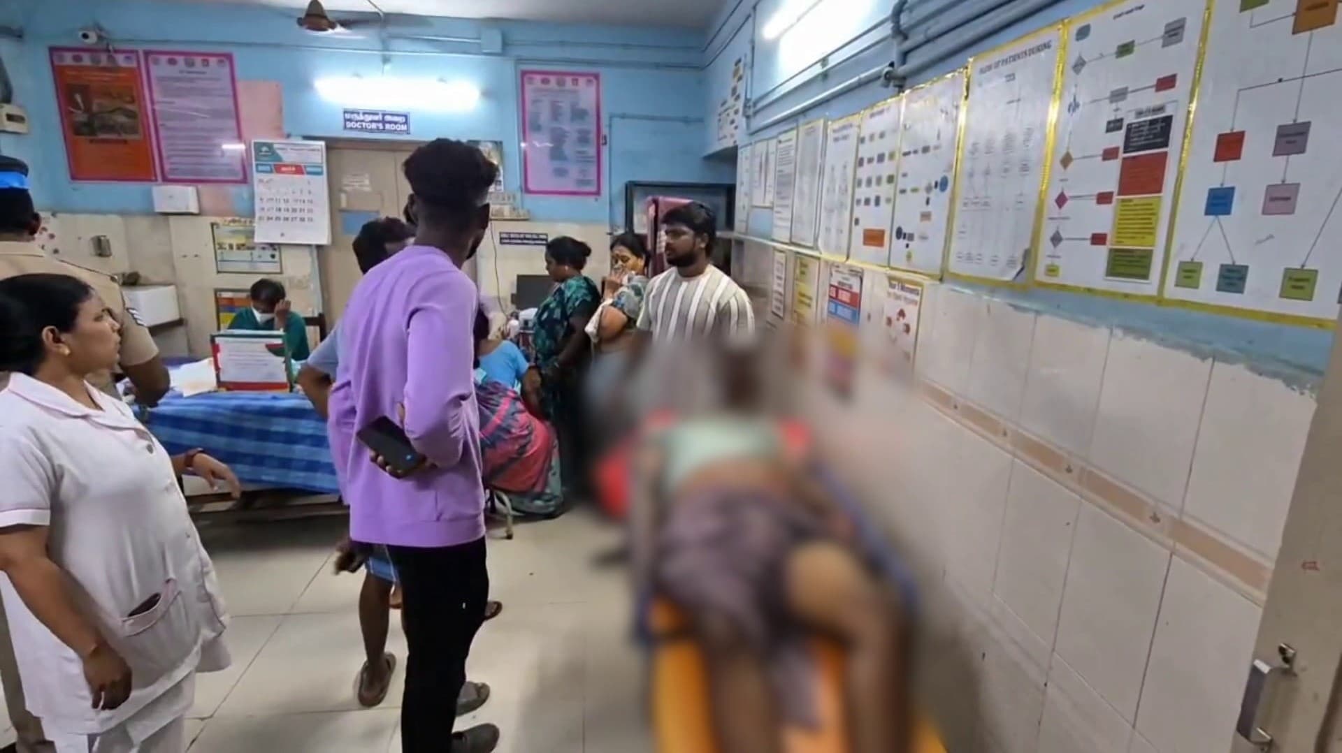 5 பேர் கும்பல் தள்ளிவிட்டதில், பேருந்தில் சிக்கி விவசாயி பலி