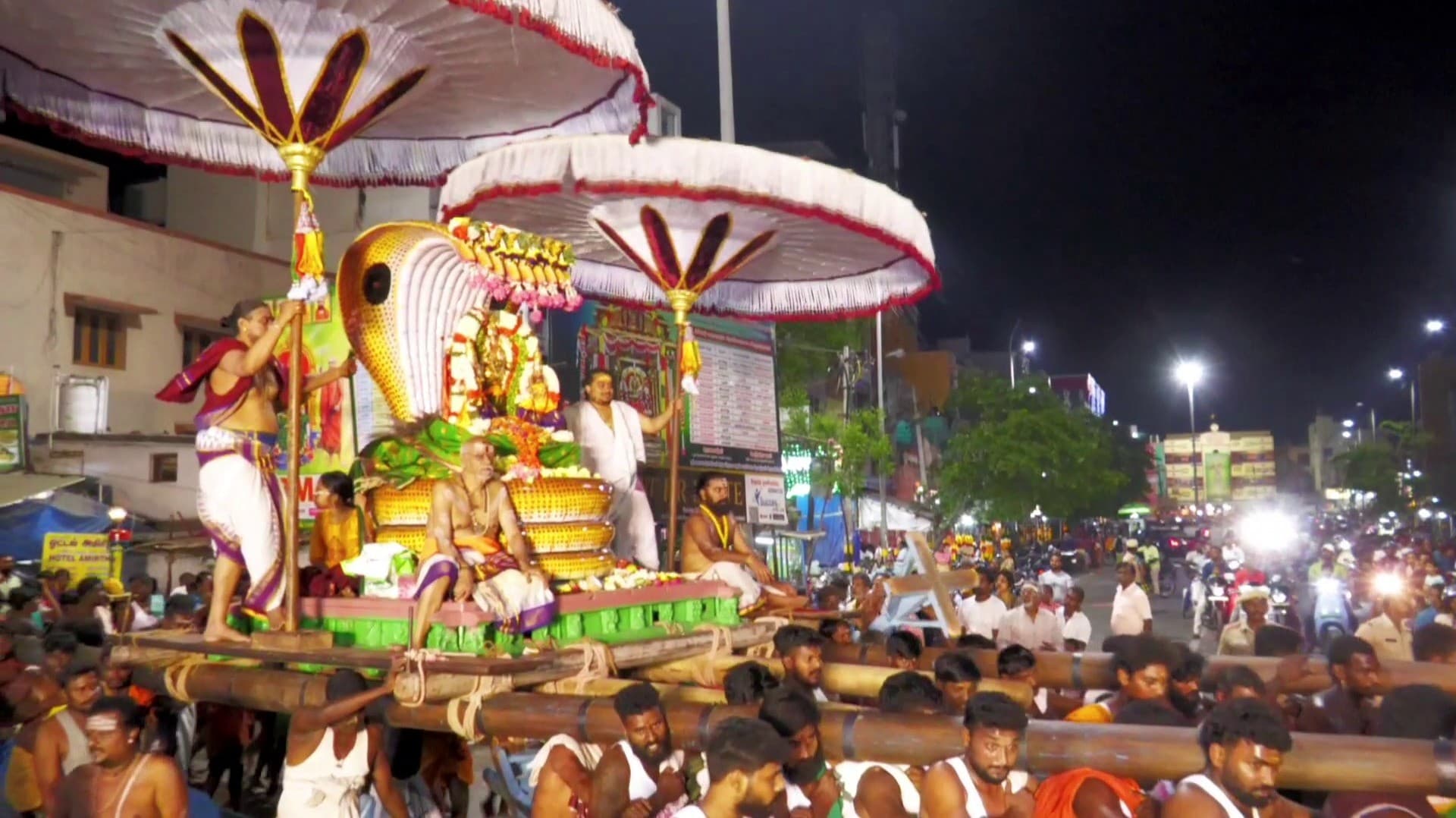மாசி மாத பிரம்மோற்சவத்தின் 5-ஆம் நாள் விழா - நாக வாகனத்தில் வலம் வந்த காமாட்சி அம்மன்