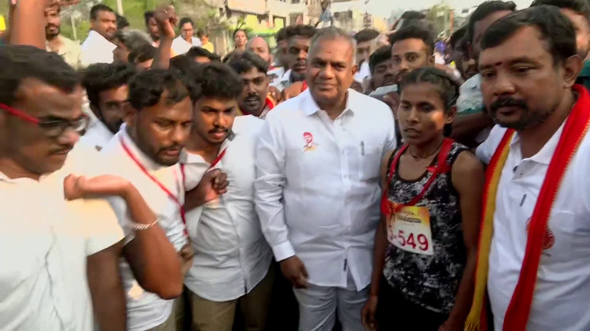மகளிர் தினத்தையொட்டி த.வெ.க. சார்பில் நடைபெற்ற மாரத்தான்..! பரிசுகளை வழங்கினார் த.வெ.க. பொதுச் செயலாளர் ஆனந்த்..