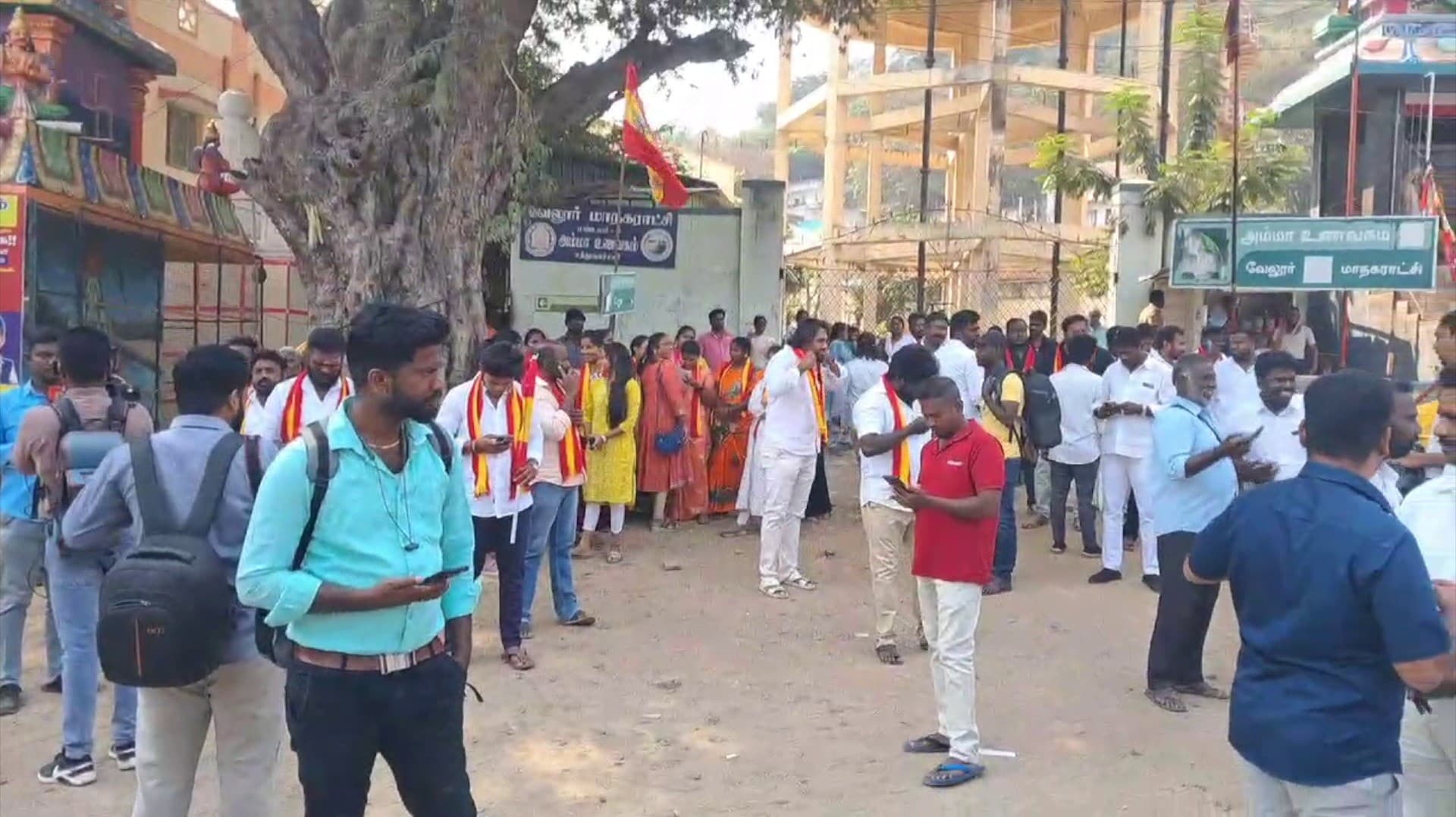 பெண்களுக்கு எதிரான வன்முறைகளை கண்டித்து த.வெ.க. கண்டன ஆர்ப்பாட்டம். கருத்தரங்கிற்கு அனுமதி மறுத்த காவல்துறை..
