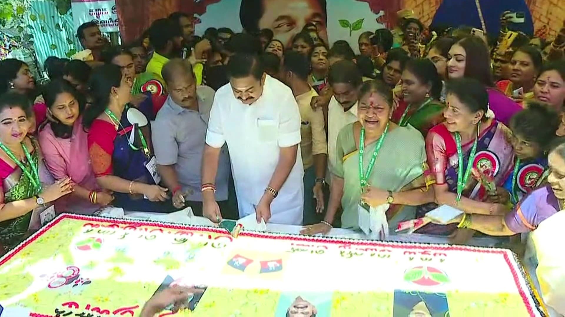 சர்வதேச மகளிர் தின கொண்டாட்டம்.. மகளிர் அணியினருடன் சேர்ந்து கேக் வெட்டி கொண்டாடிய எடப்பாடி பழனிசாமி..