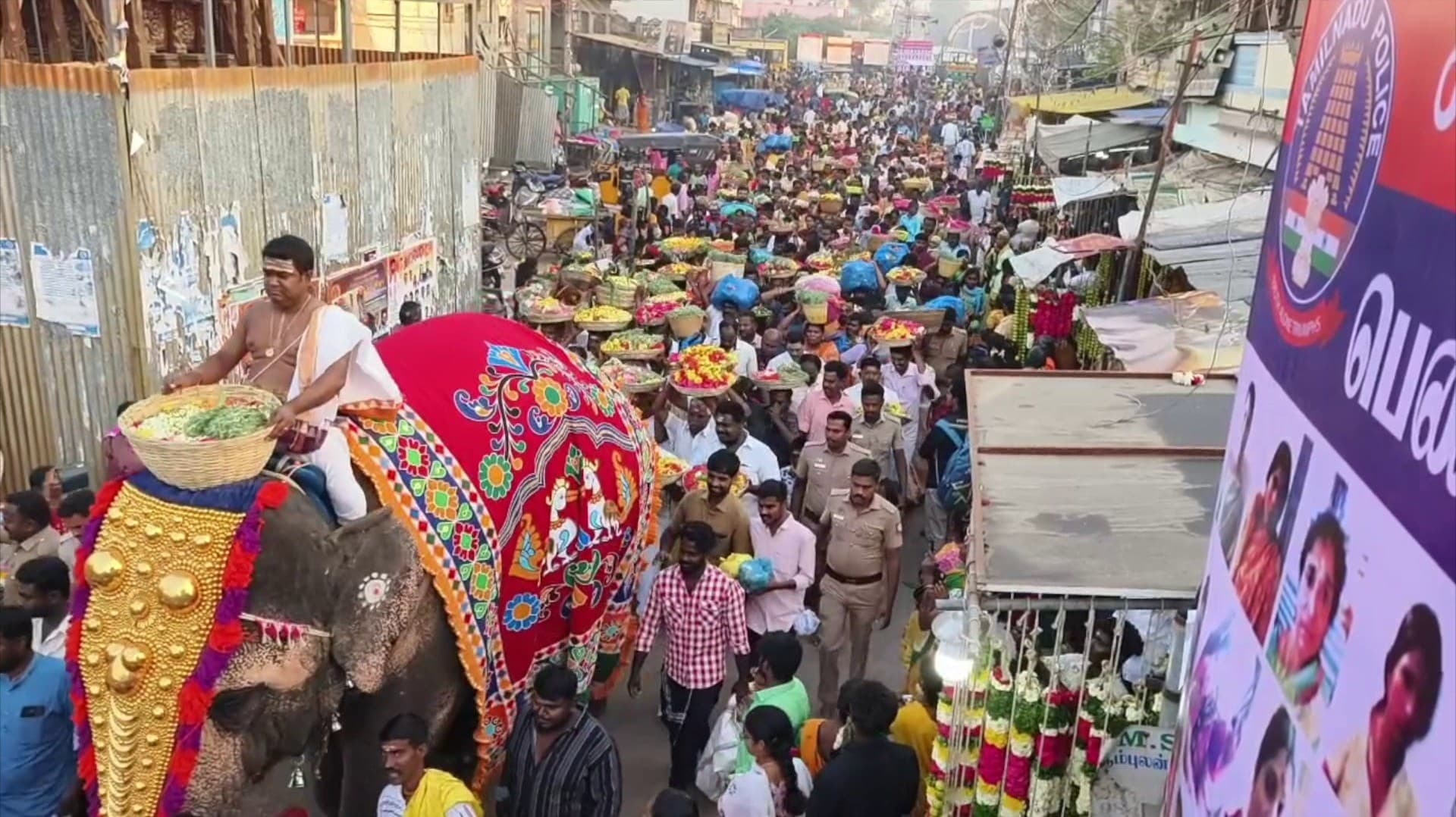 சமயபுரம் மாரியம்மன் கோவிலில் பூச்சொரிதல் விழா..! திரளான பக்தர்கள் பூத்தட்டுகளை ஏந்தி ஊர்வலமாக வந்து  வழிபாடு..