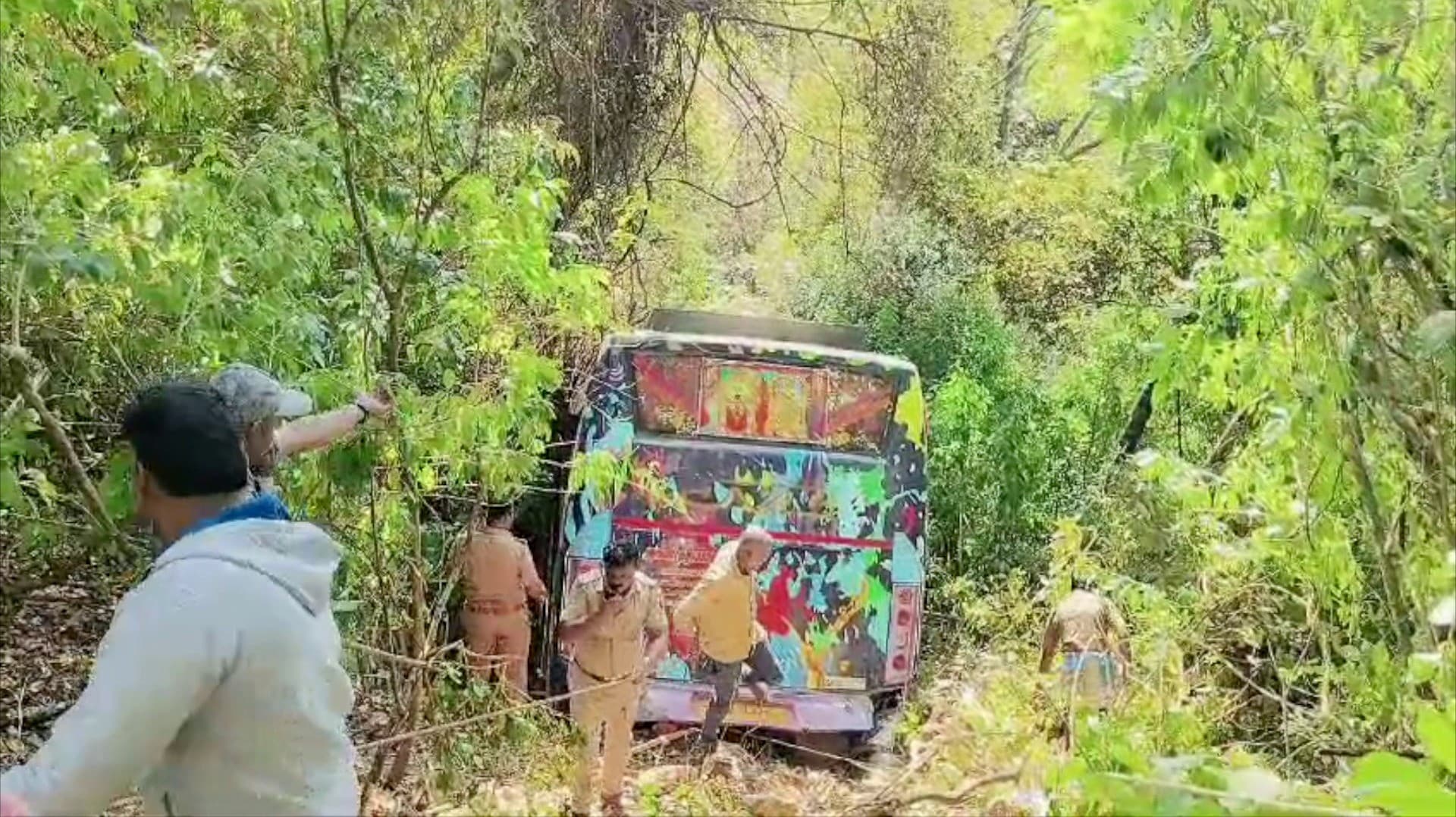 திருமண நிச்சயதார்த்த நிகழ்ச்சியில் பங்கேற்பதற்காக சென்றபோது நடந்த விபரீதம்.. 100 அடி ஆழ மலைச்சரிவில் 25 பயணிகளுடன் உருண்ட வேன்..