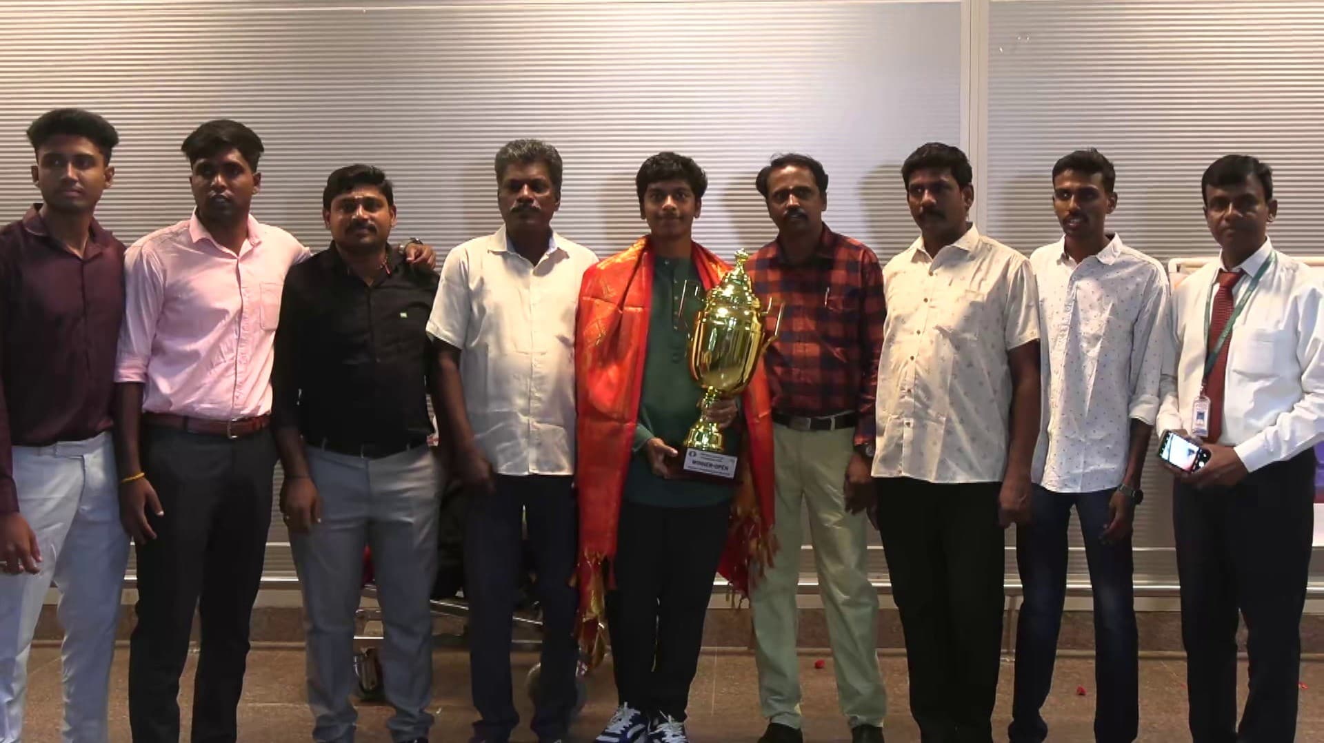 157 பேர் பங்கேற்ற உலக ஜூனியர் செஸ் சாம்பியன் போட்டி.. சாம்பியன் பட்டம் வென்று சென்னை திரும்பிய தமிழக வீரர்..