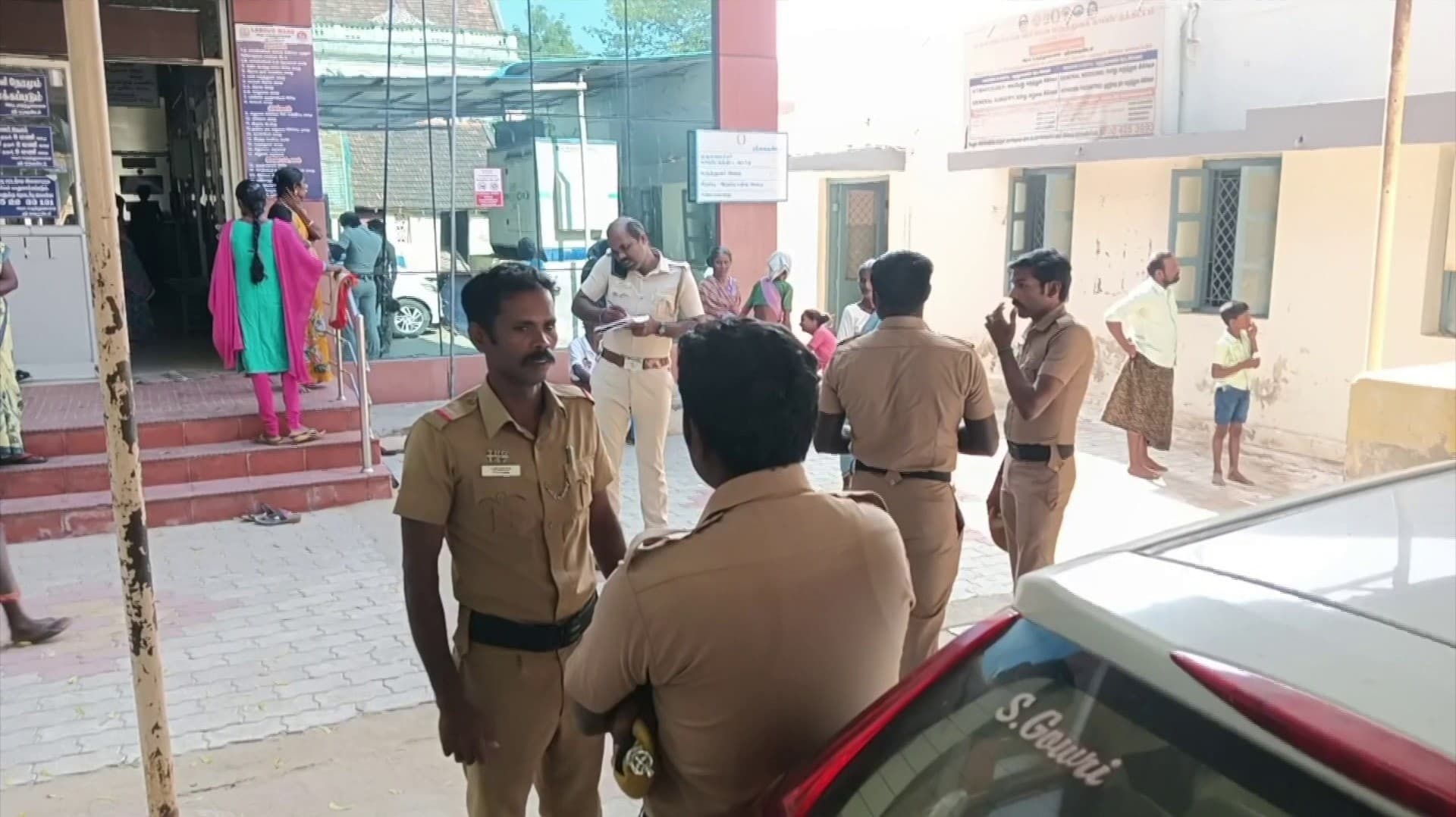 தனியார் பேருந்துக்குள் ஏறி 11ஆம் வகுப்பு மாணவரை வெட்டிய 3 பேர் கும்பல்
