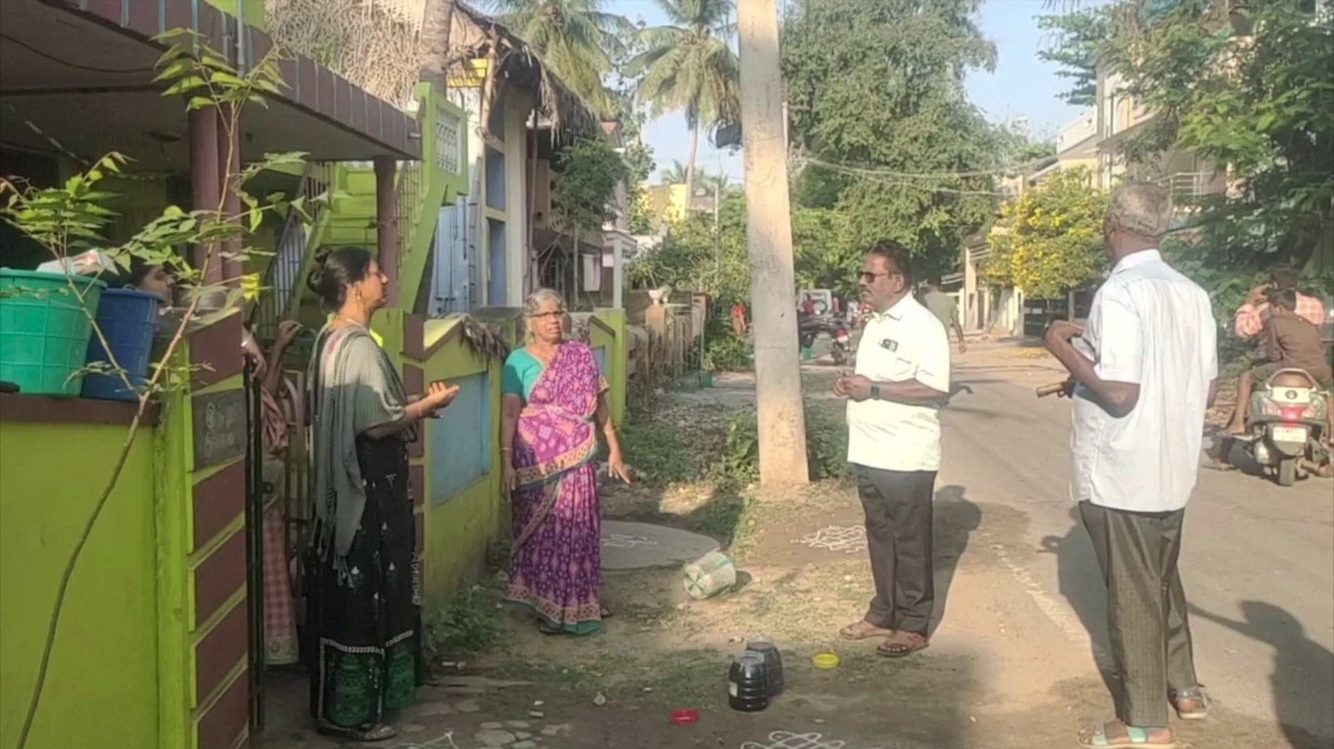 சாக்கடை நீர் கலந்து கரிய நிறம், துர்நாற்றத்துடன் வரும் குடிநீரால் சிரமப்படுவதாக தெரிவித்த குடியிருப்புவாசிகள்