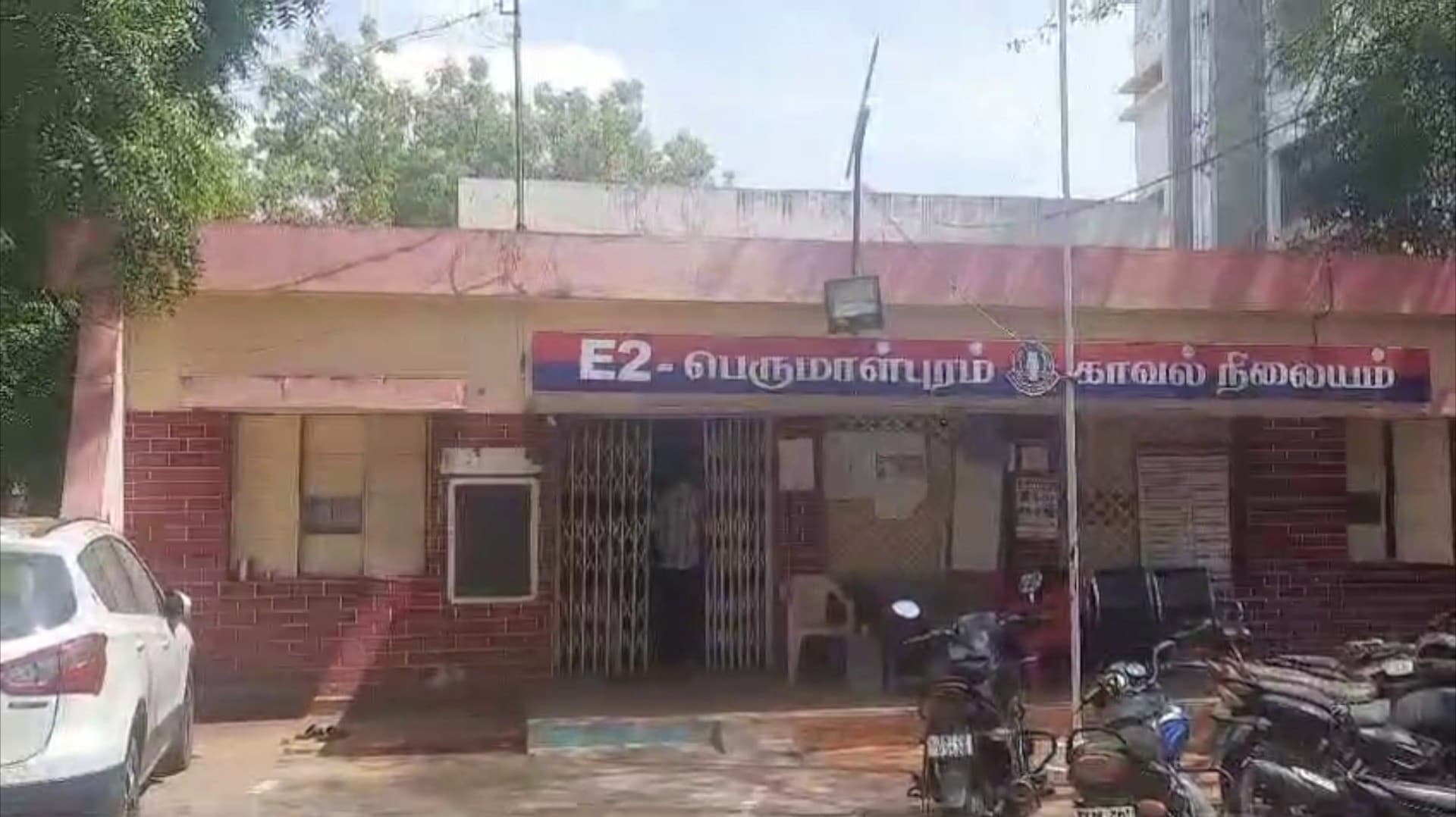 ஏட்டு மனைவிக்கு பாலியல் தொந்தரவு அளித்த சப் இன்ஸ்பெக்டரின் கணவர் கைது