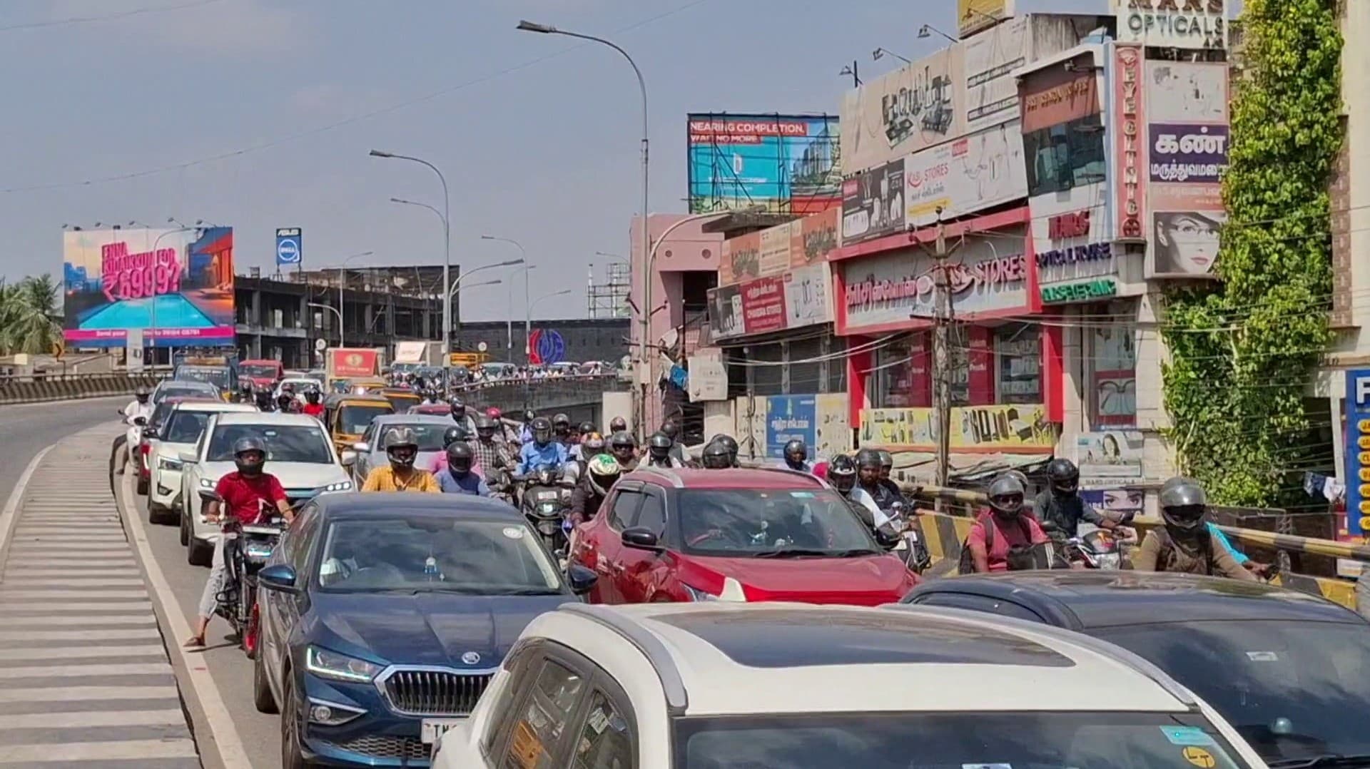 சாலையில் பழுதாகி நின்ற தனியார் பேருந்து.. 2 கிலோ மீட்டர் தூரம் ஊர்ந்து சென்ற வாகனங்கள்