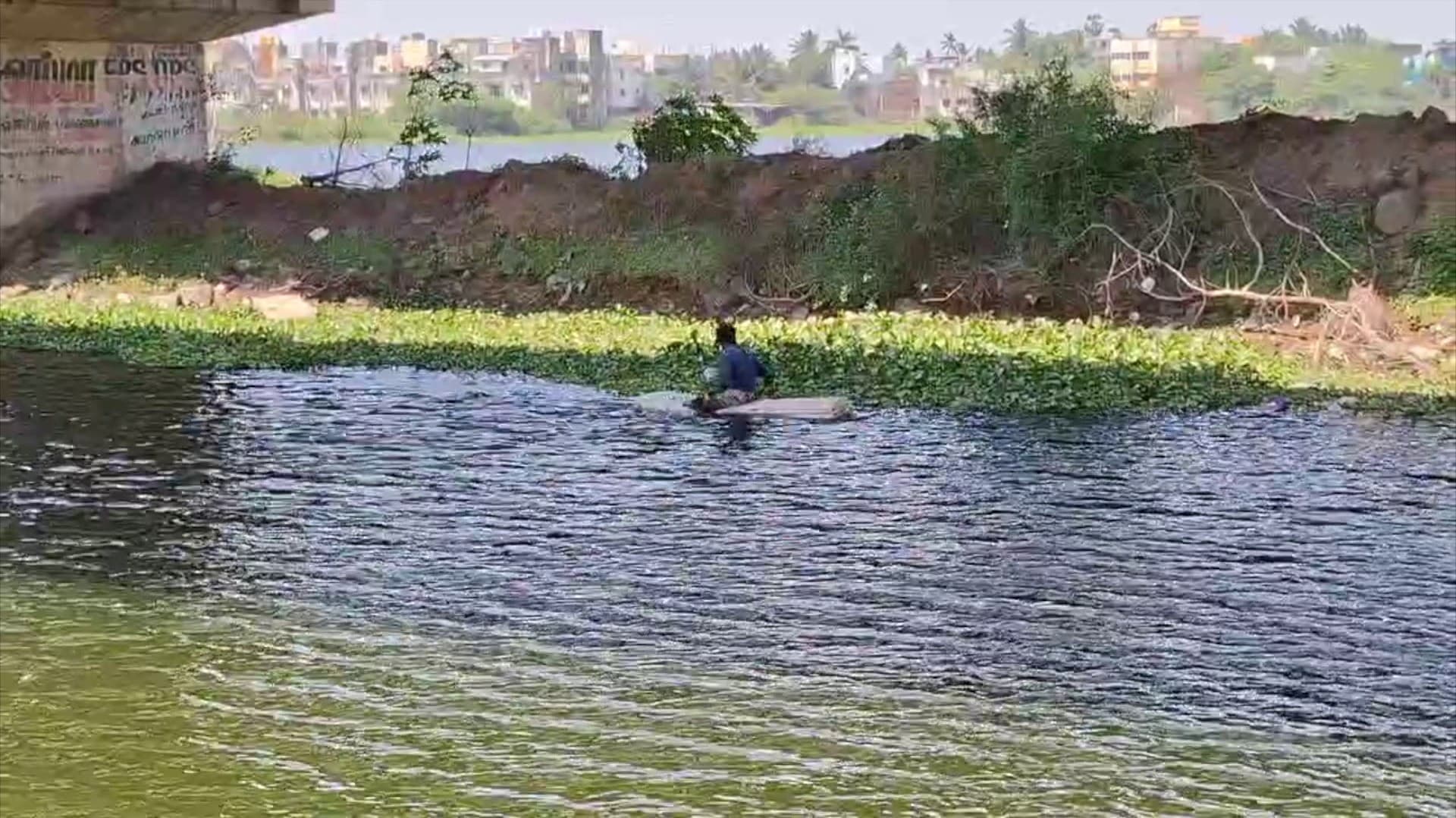 போரூர் ஏரியில் மீன் பிடிப்பதற்காக வீசிய வலையில் சிக்கிய ஆண் சடலம்..