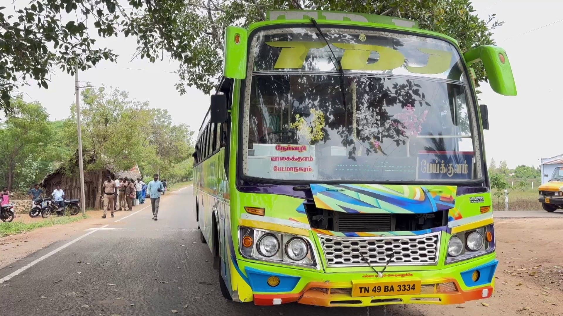 பேருந்தில் வைத்து 11ஆம் வகுப்பு மாணவனை சரமாரியாக வெட்டியதாக 3 சிறுவர்கள் கைது