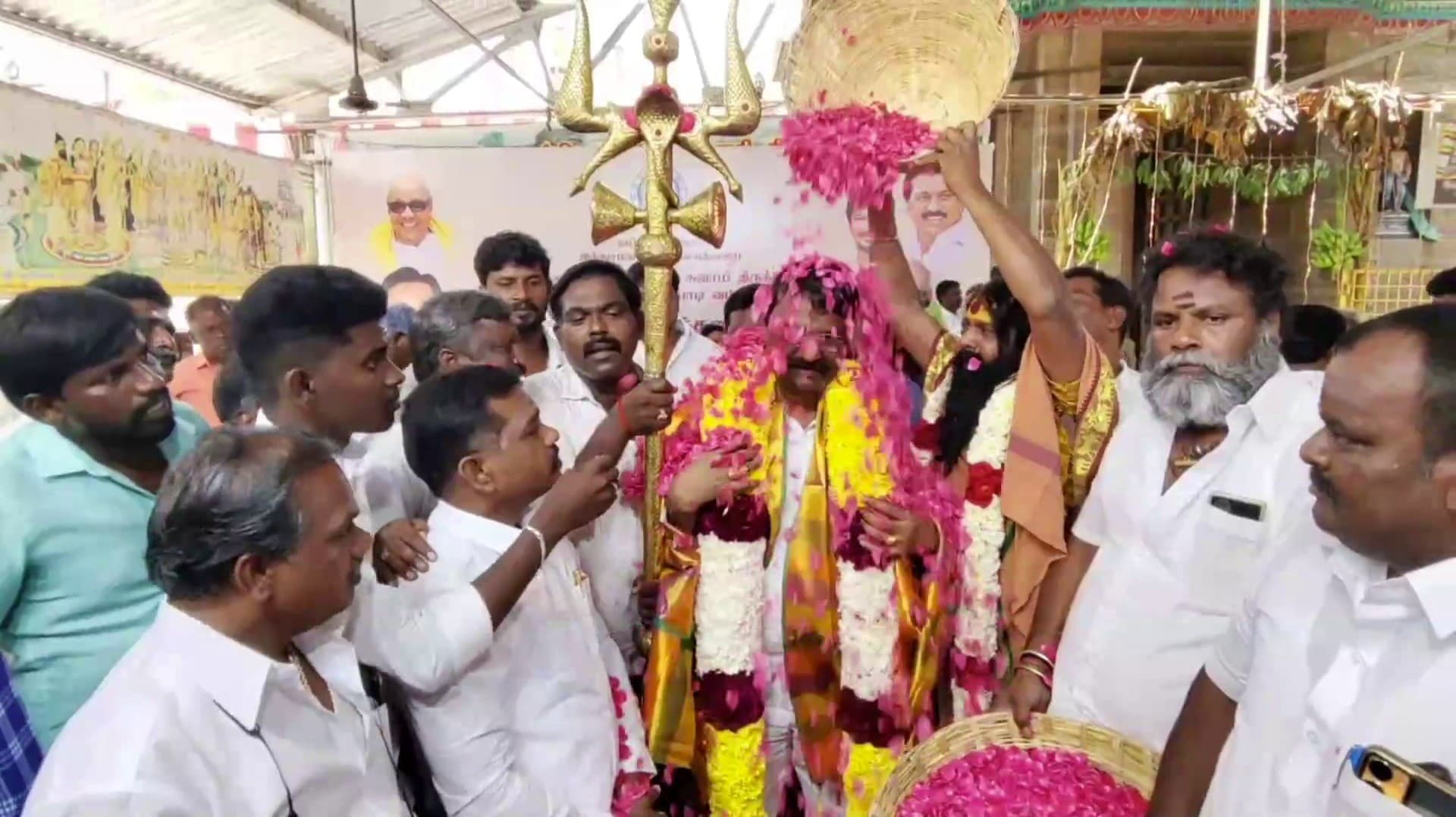 கூடை கூடையாக மலர்களை கொட்டி அறங்காவலருக்கு வாழ்த்து..