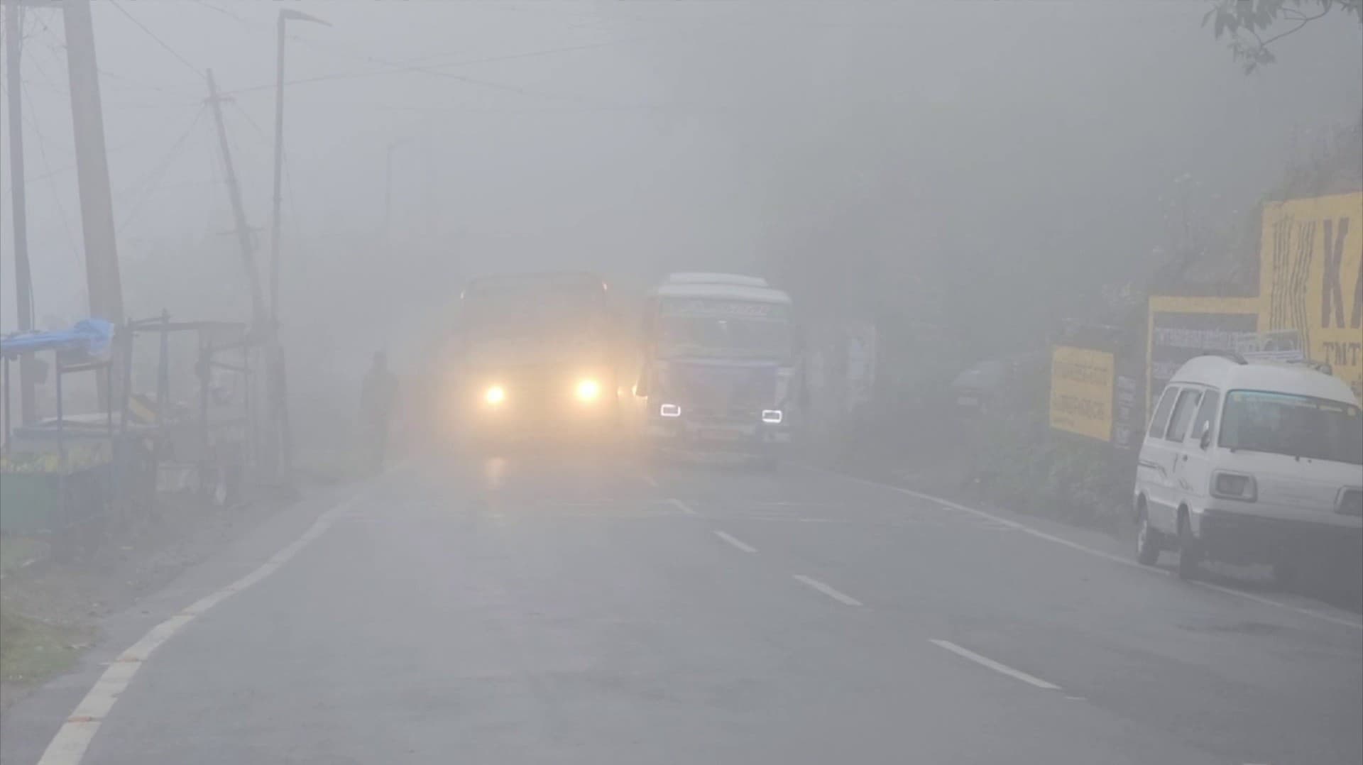 கொடைக்கானல் மலைப்பகுதியில் அடர்ந்த பனிமூட்டம், சாரல் மழை..